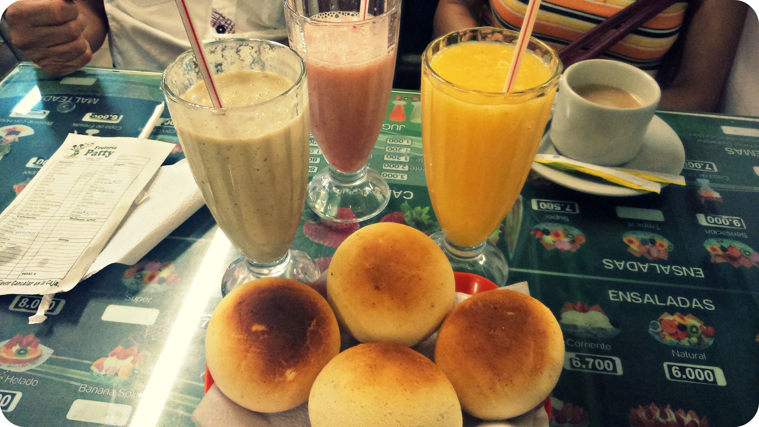 Photo des jus de fruits et des almojabanas