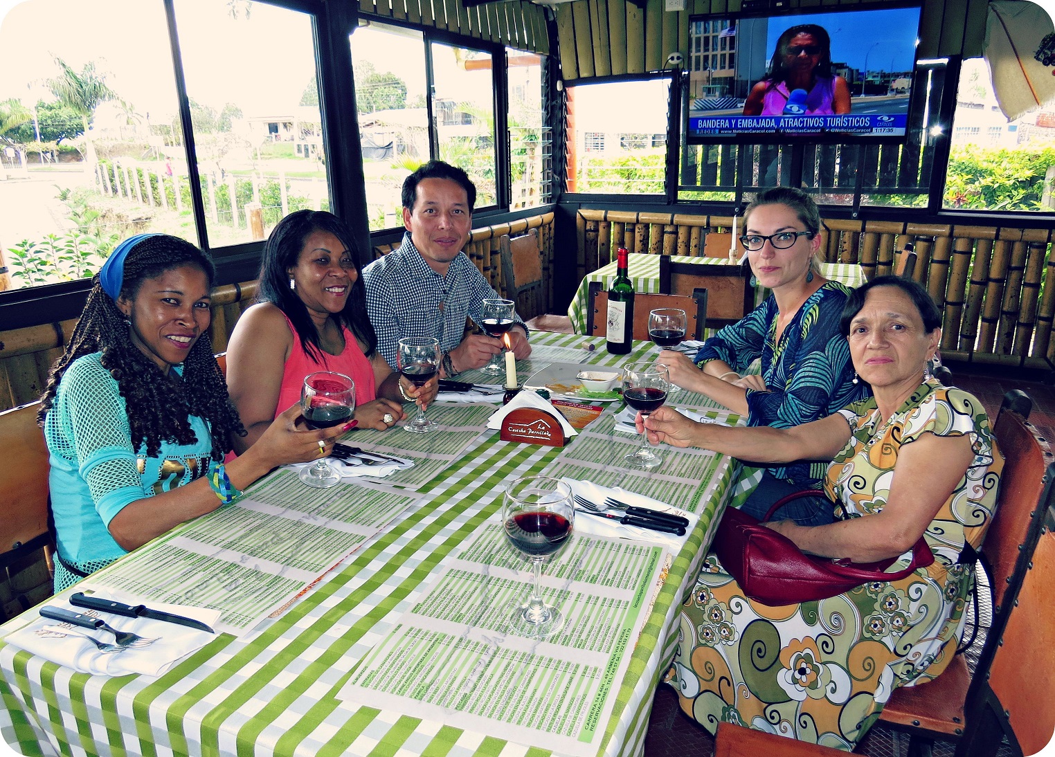 Charlène, Charles, sa maman et 2 amies (Emir et Marta) attablés au restaurant La Cosecha Parrillada à Armenia