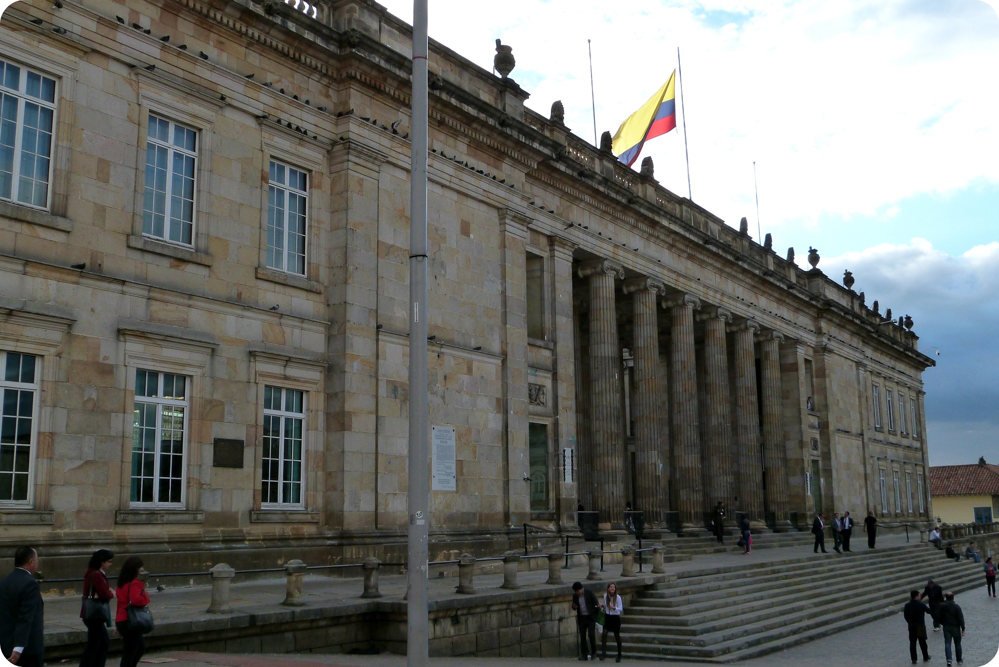 Bâtiment à colonnes avec le drapeau de la Colombie sur la place Bolívar de Bogotá