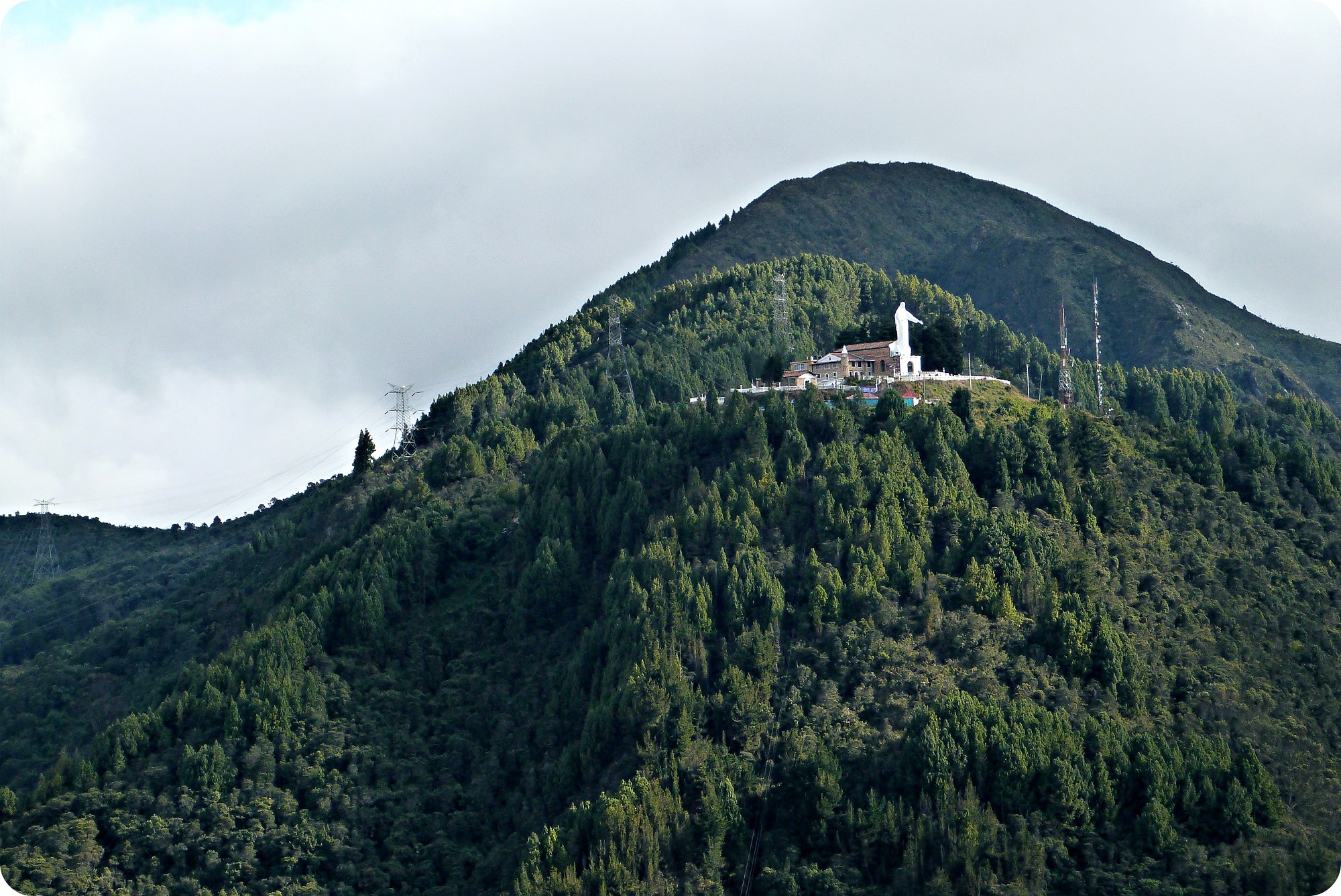 Vue sur le Cerro de Guadalupe depuis Monserrate à Bogotá