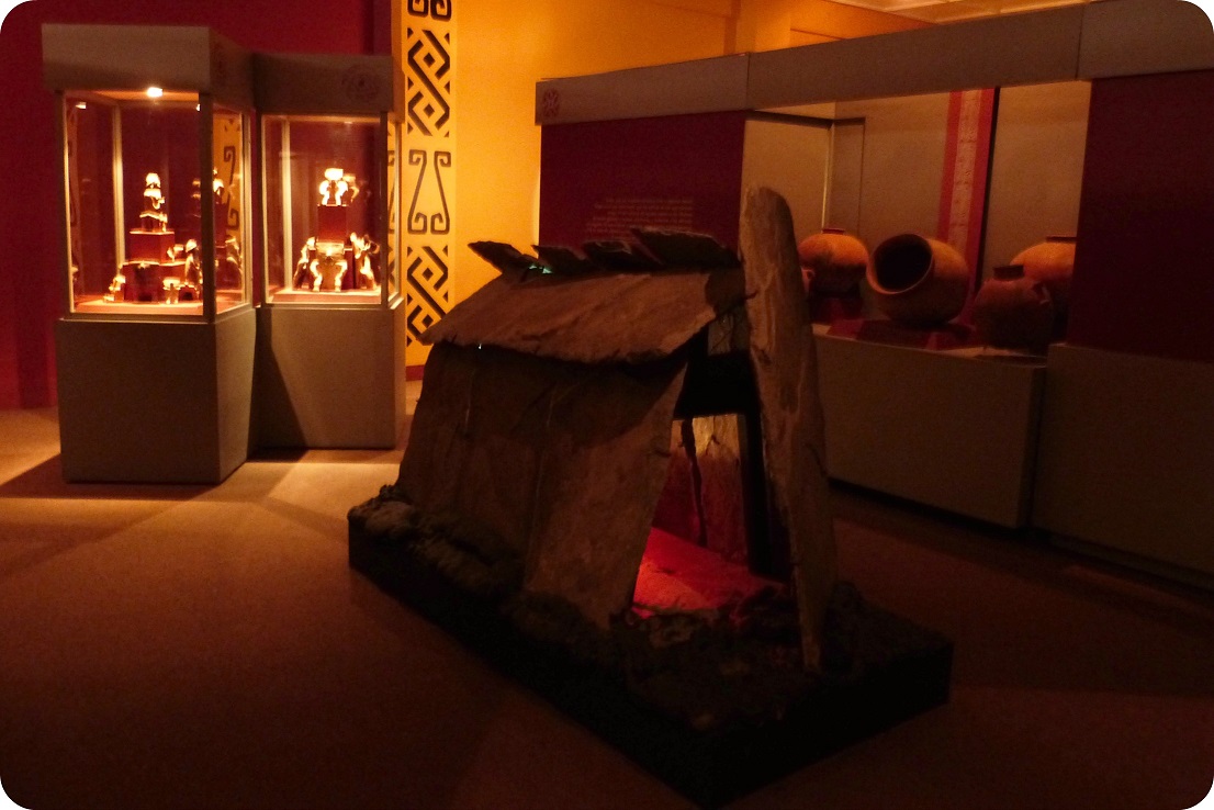Representación de una tumba precolombina en el centro del Museo Arqueológico de Manizales