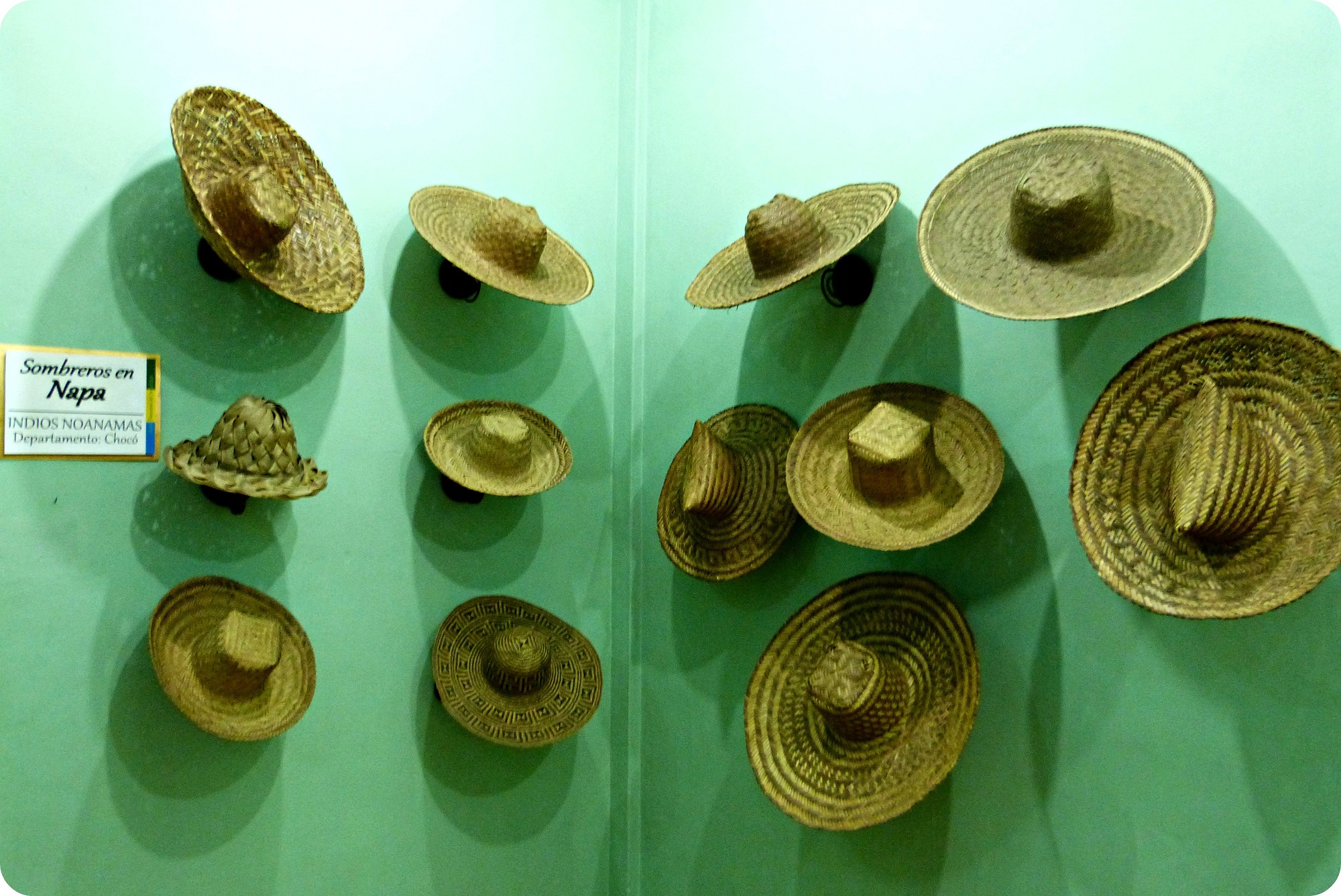 Sombreros expuestos en una pared verde, en el museo nacional del sombrero en la casa de la cultura en Aguadas