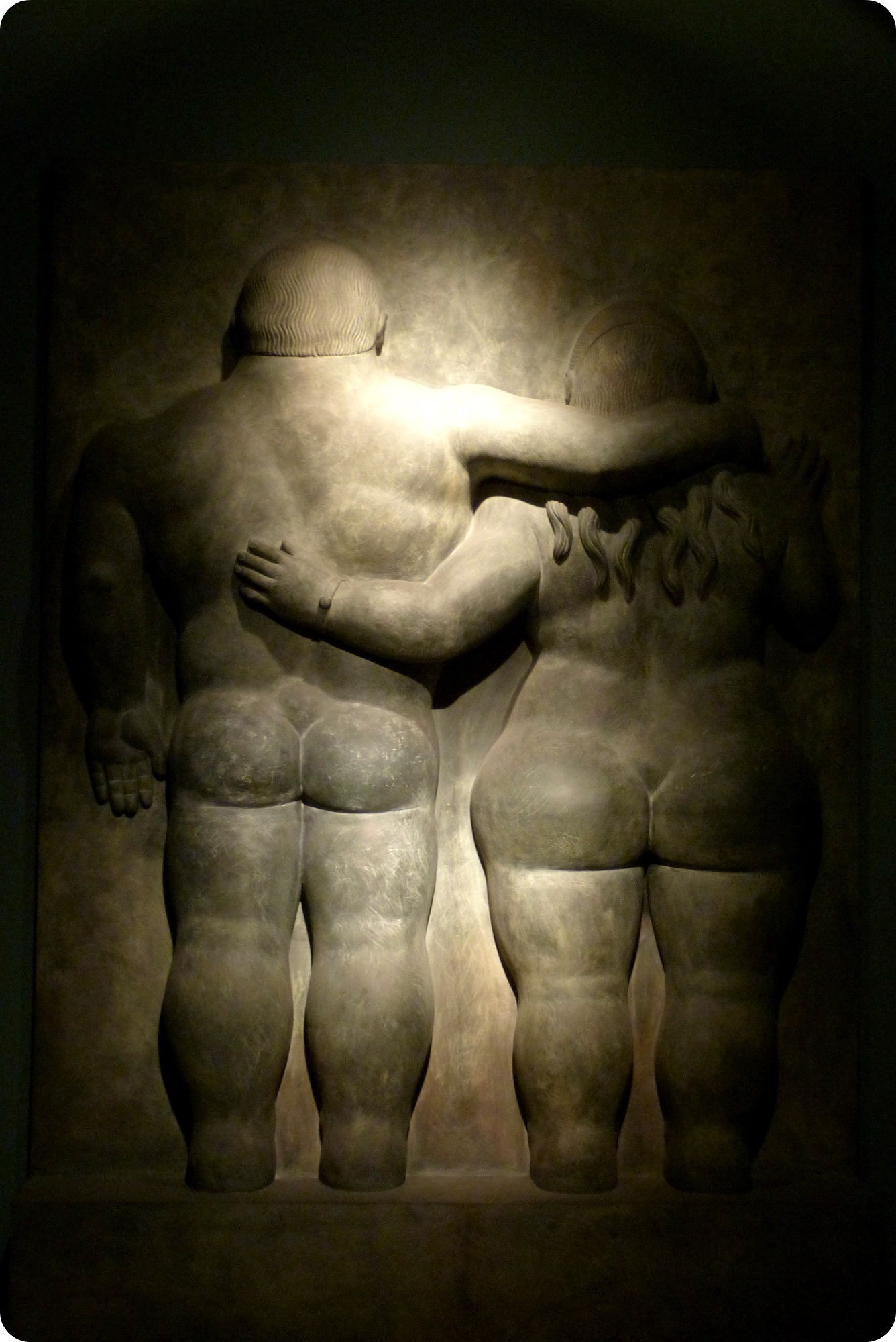 Escultura de una pareja de espalda en el Museo Botero de Bogotá
