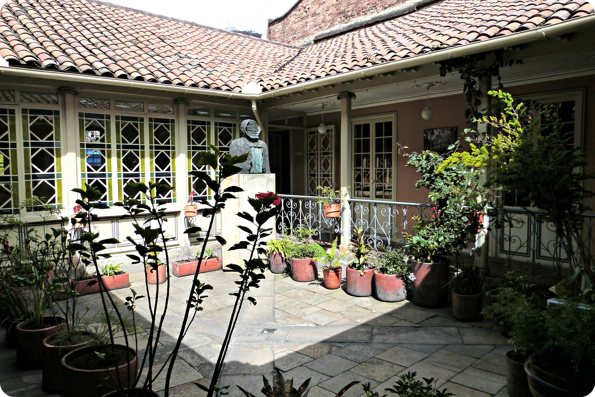 Patio soleado de la Casa de Poesía Silva en Bogotá