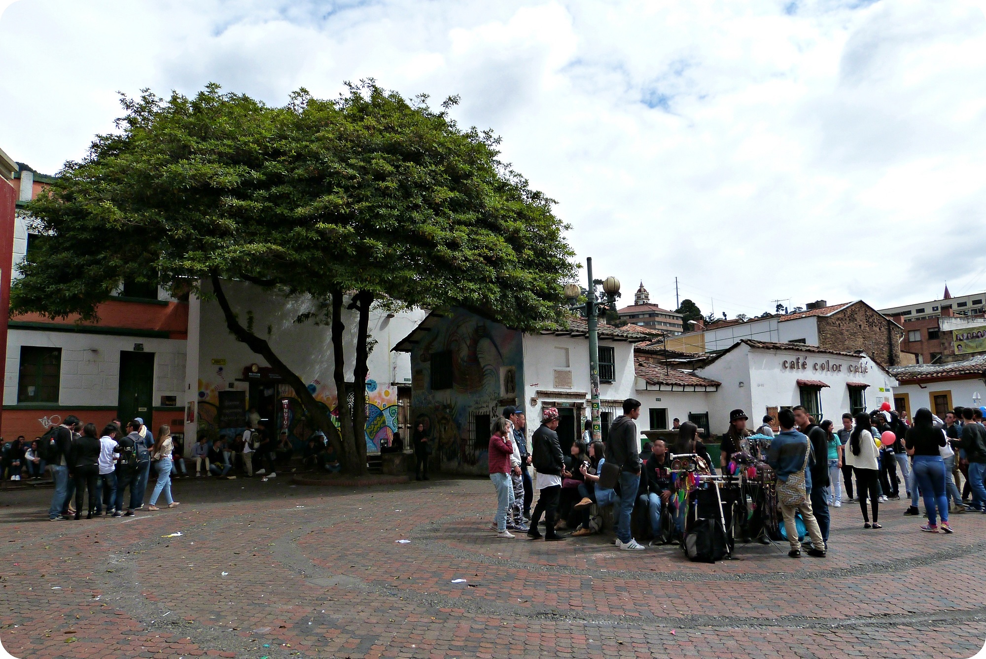 Place très peuplée de jeunes dans le quartier de la Candelaria à Bogotá