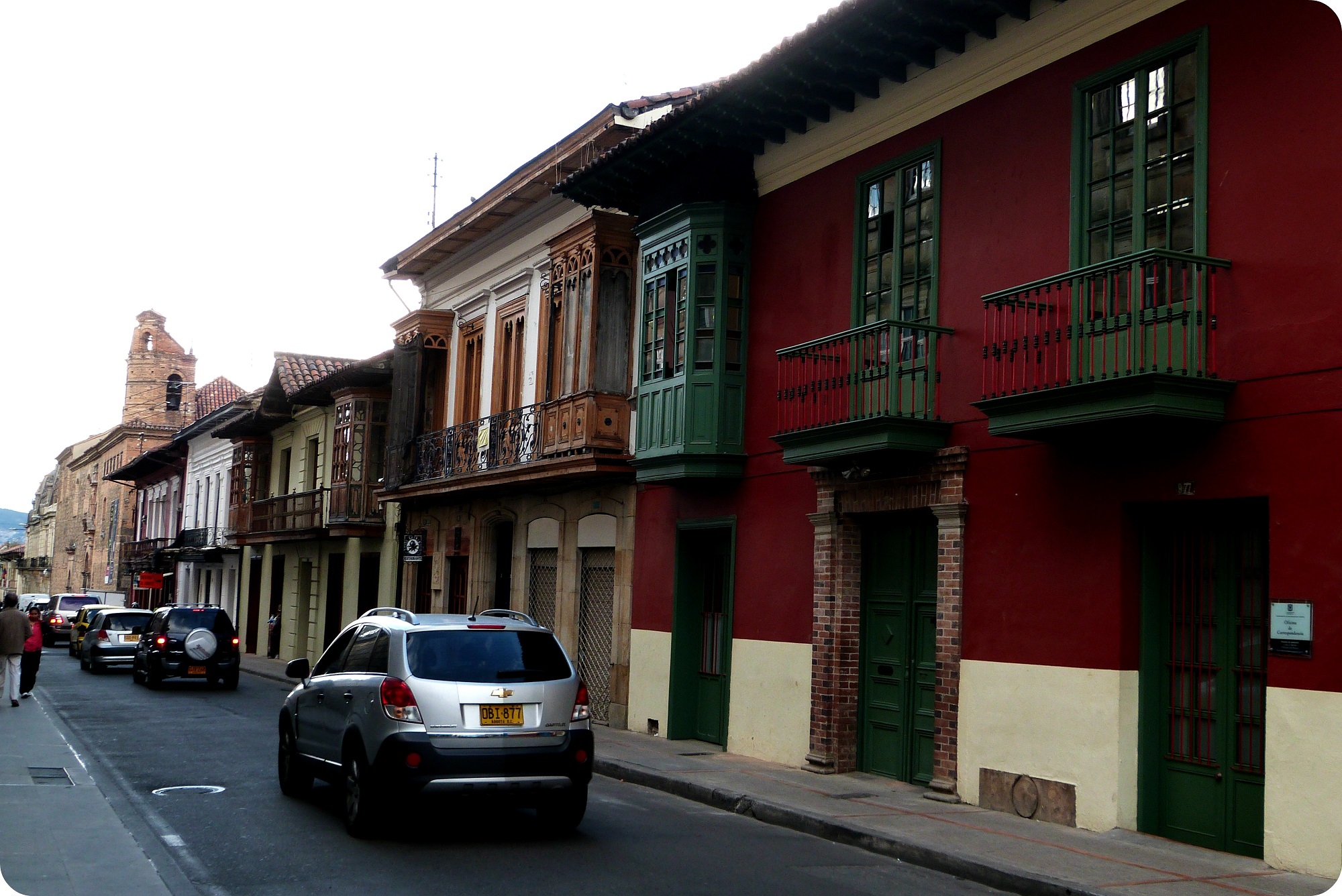 Rue avec des maisons colorées près de la place Bolívar longeant le Capitolio nacional de Bogotá