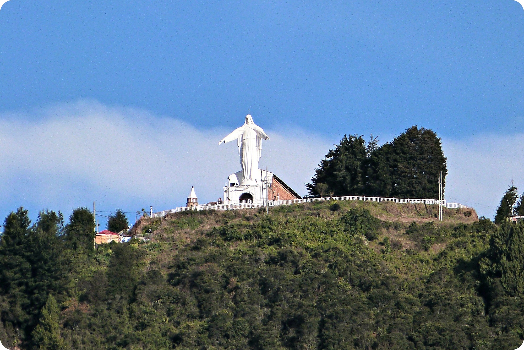 Vue de la vierge depuis le centre de Bogotá