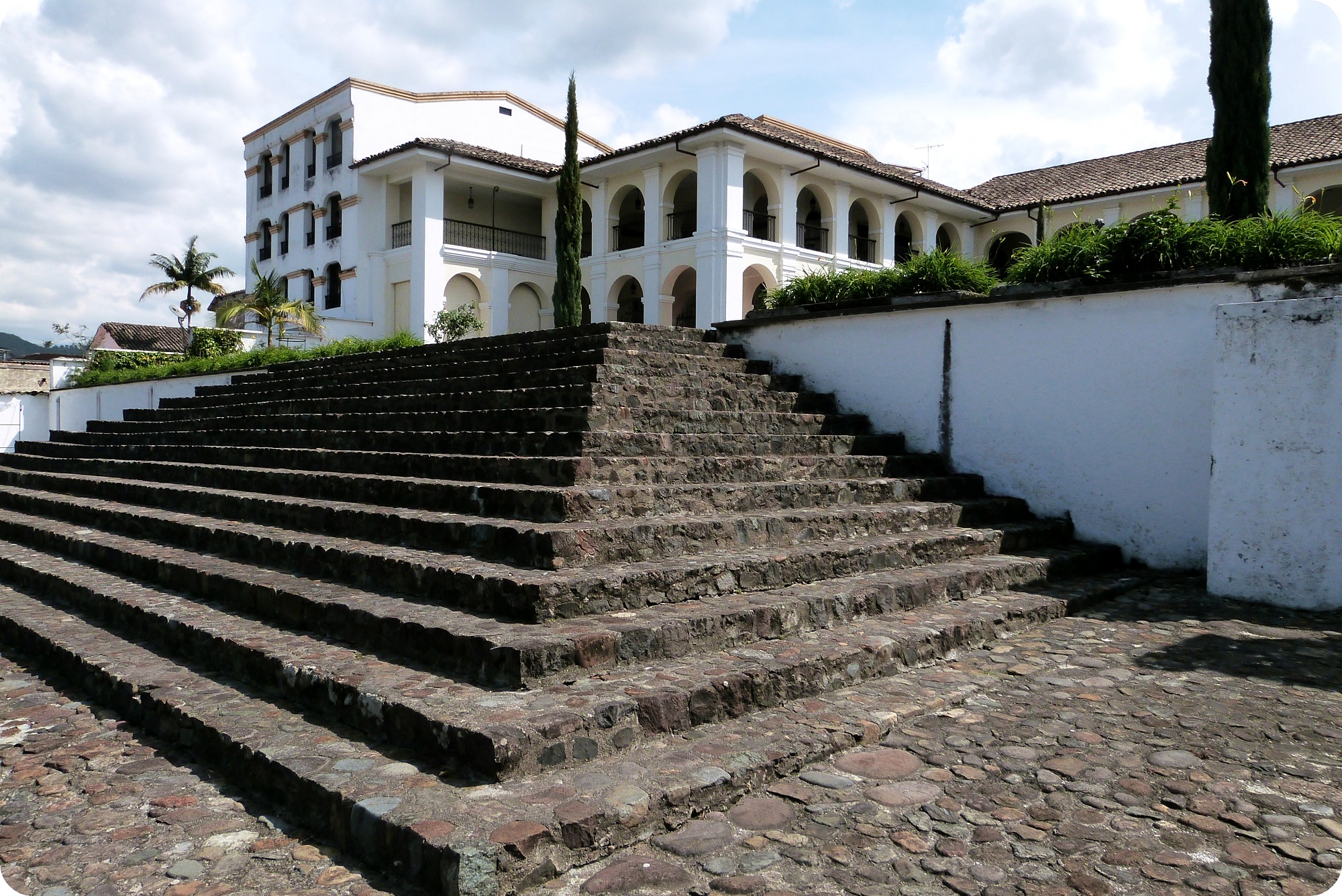 Escaliers et maison de la casa museo valencia de Popayán