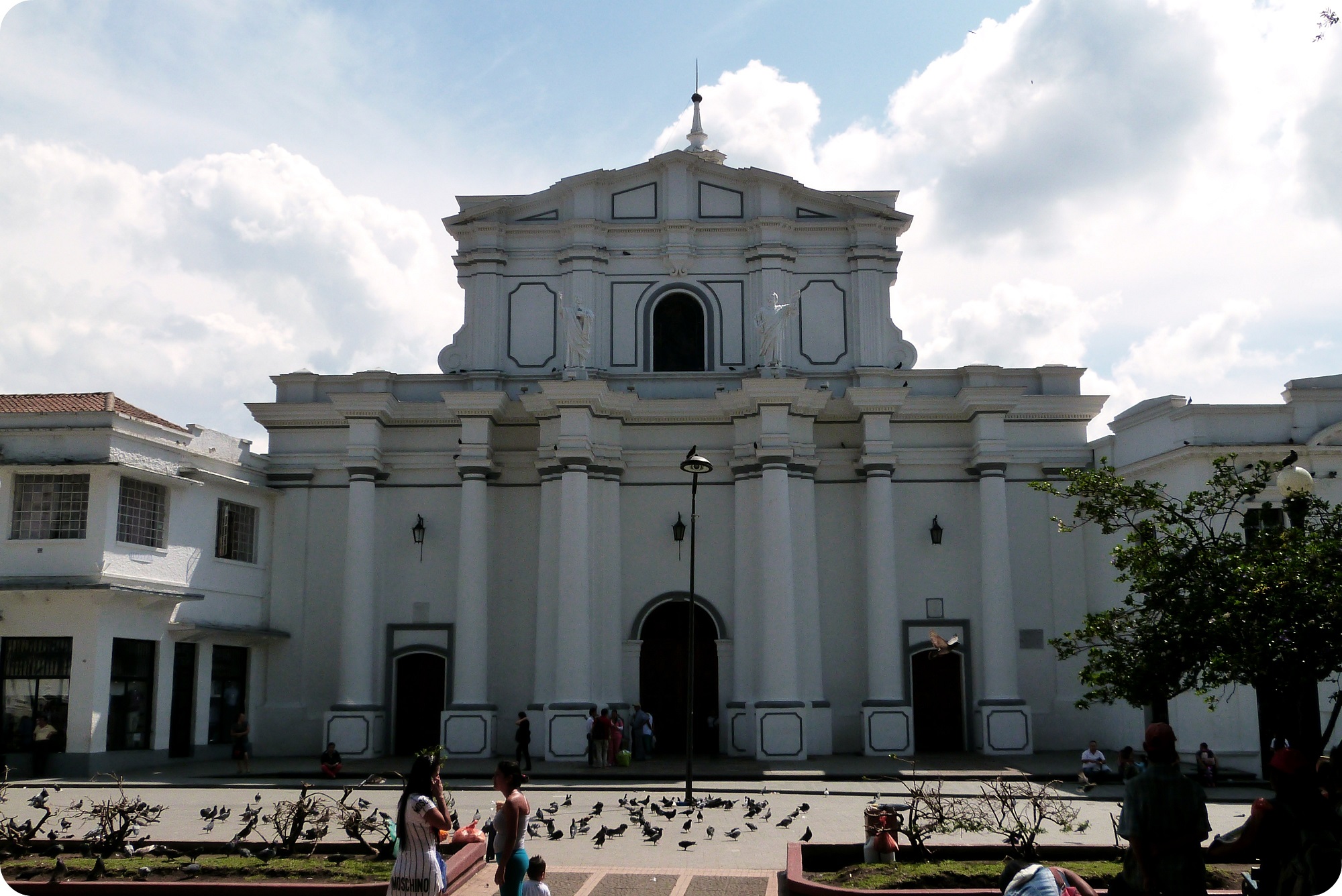 Imposante cathédrale de Popayán sur la place du Parque Caldas