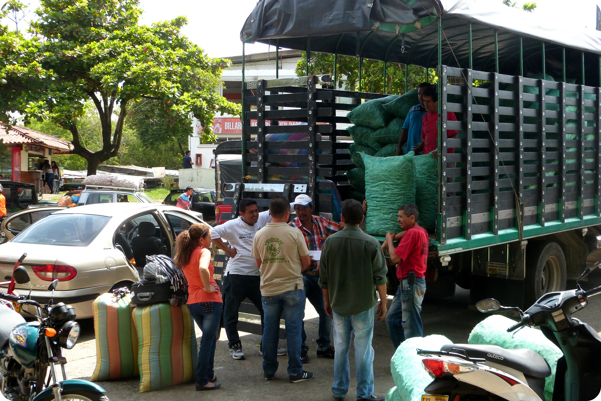Déchargement des bultos d'un camion au marché d'Armenia