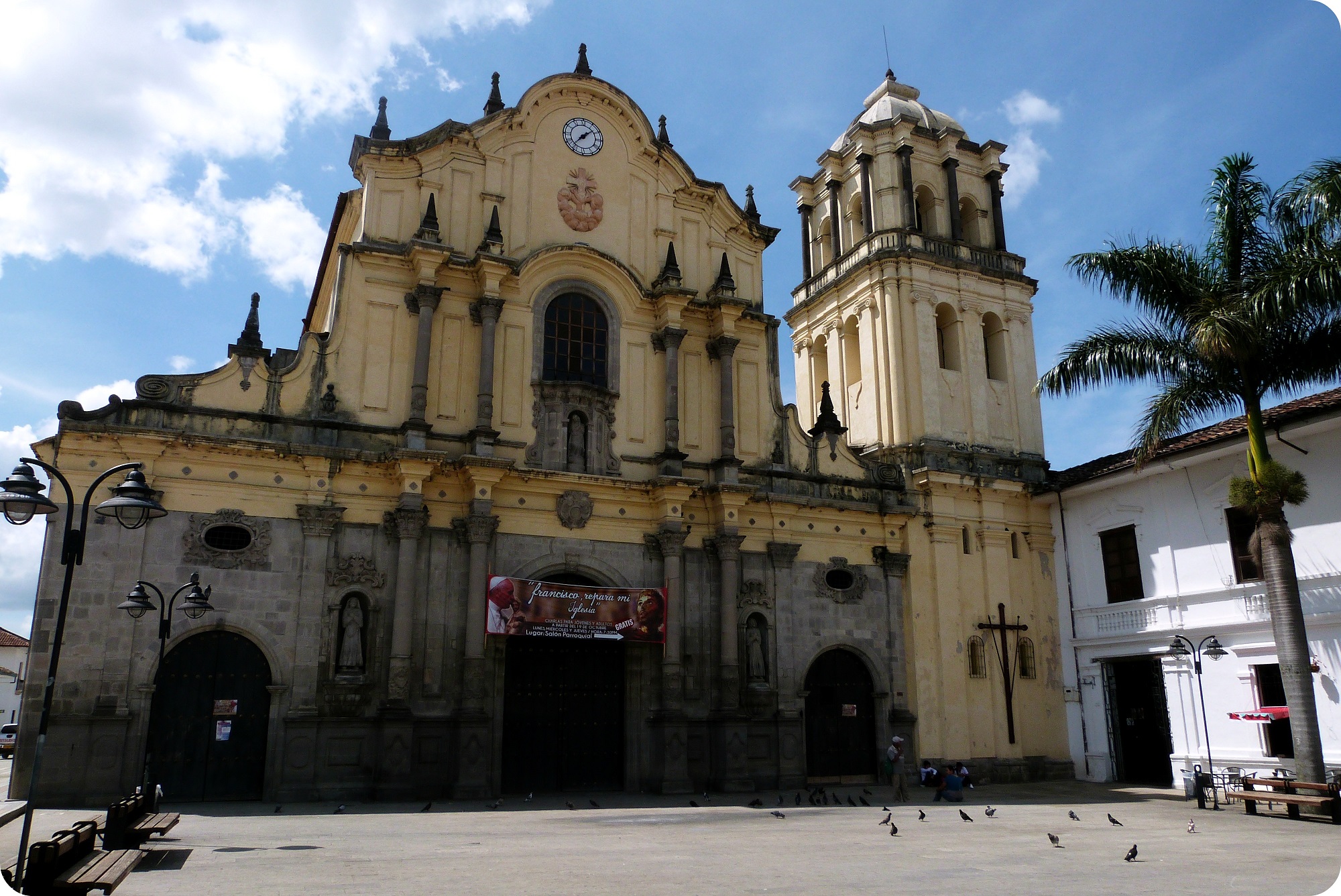 Façade de l'église san francisco du centre de Popayán
