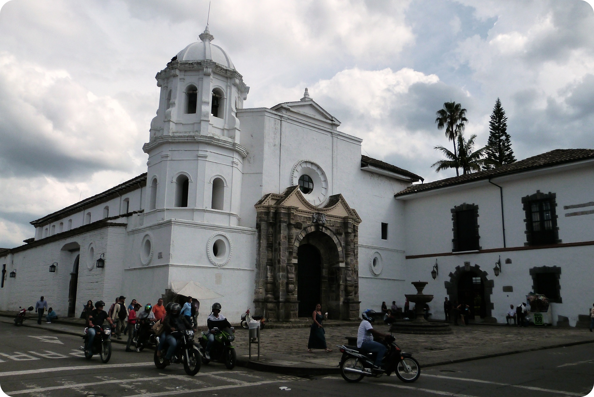 Façade blanche de l'église santo domingo dans le centre de Popayán