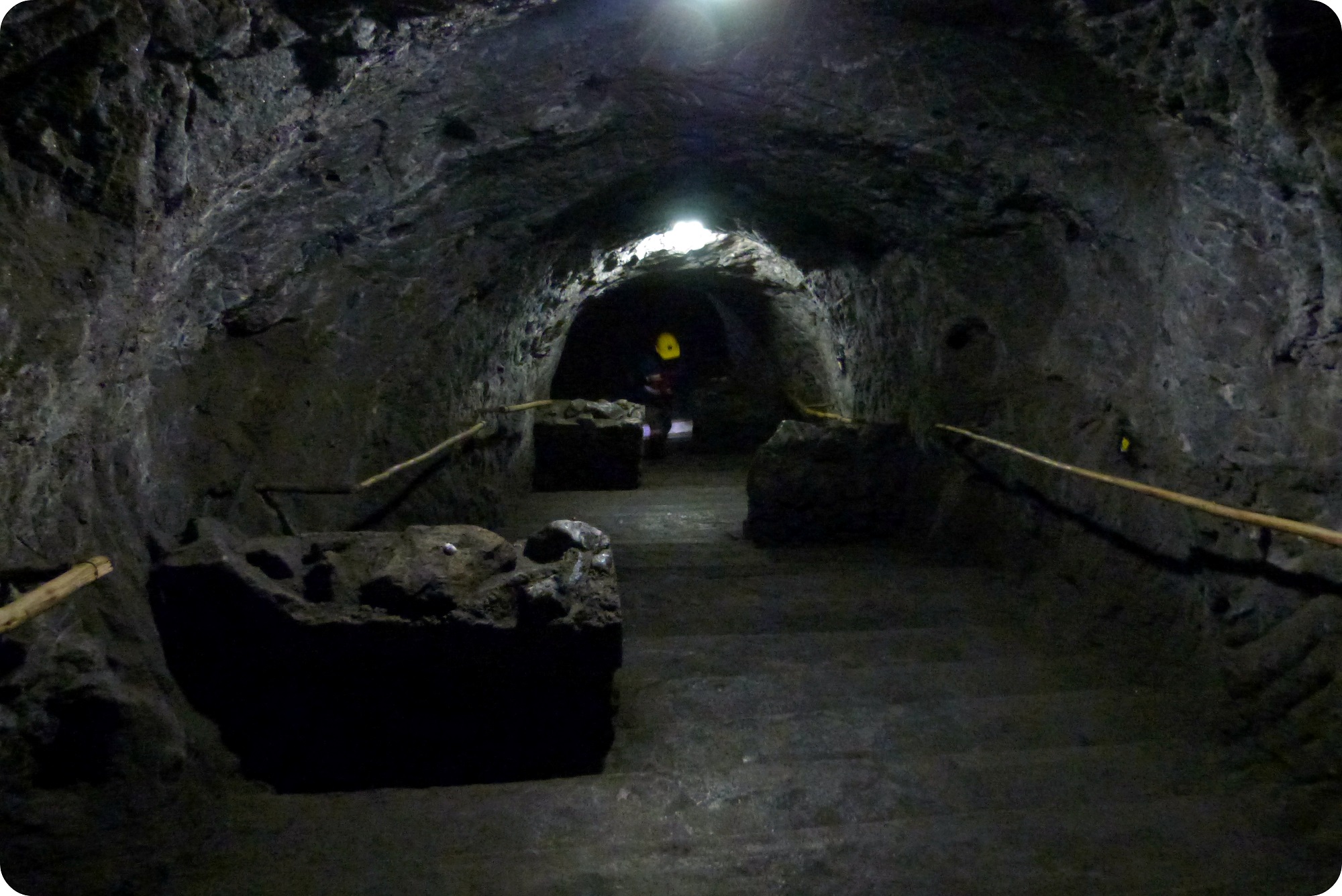 Escaleras al interior de la catedral de sal de Zipaquira