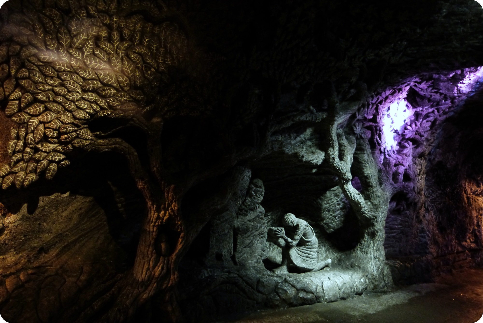 Escultura de una escena de vida en un muro de la catedral de sal de Zipaquira