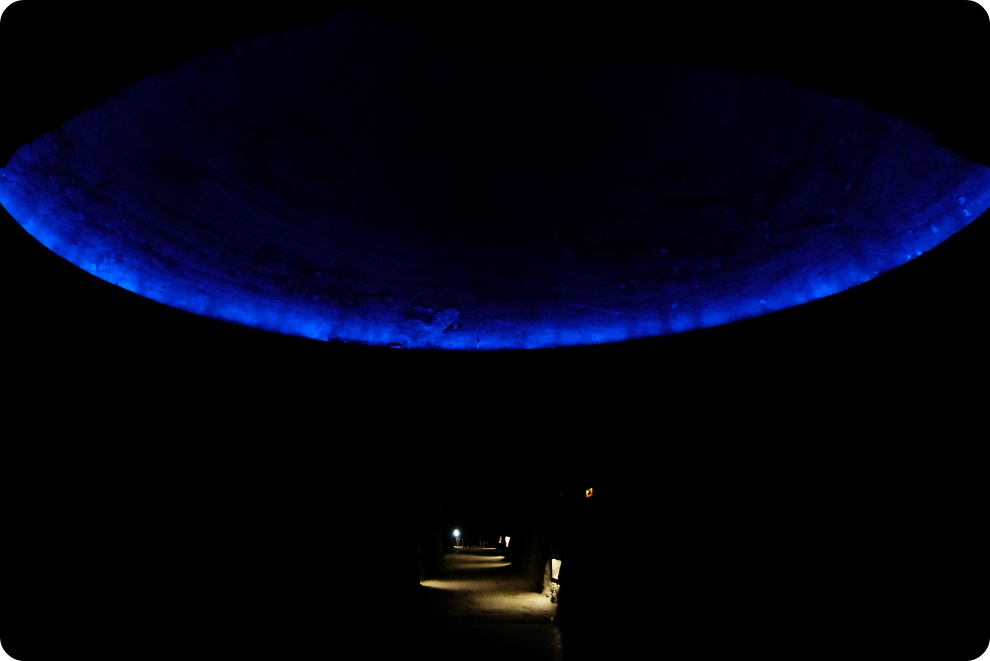 Cúpula iluminada de azul al interior de la catedral de sal de Zipaquira