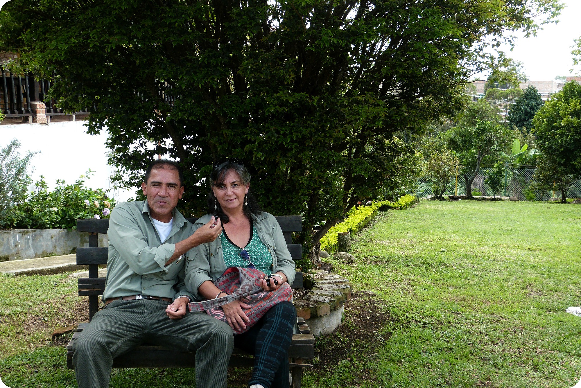 Les parents d'Alexa, la belle-sœur de Charles, assis sur un banc devant le restaurant Rancho de Lucho à Popayán