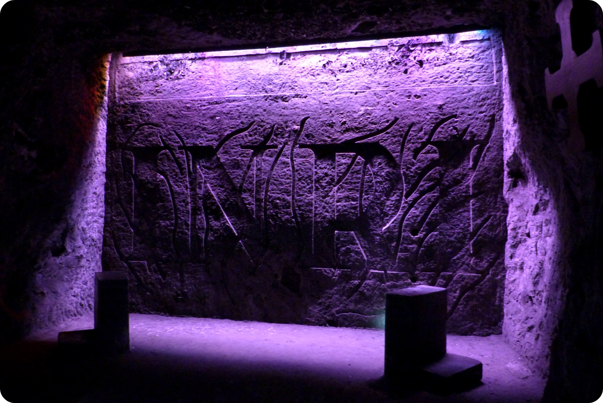 INRI inscrito sobre el muro de una cavidad de la catedral de sal de Zipaquira