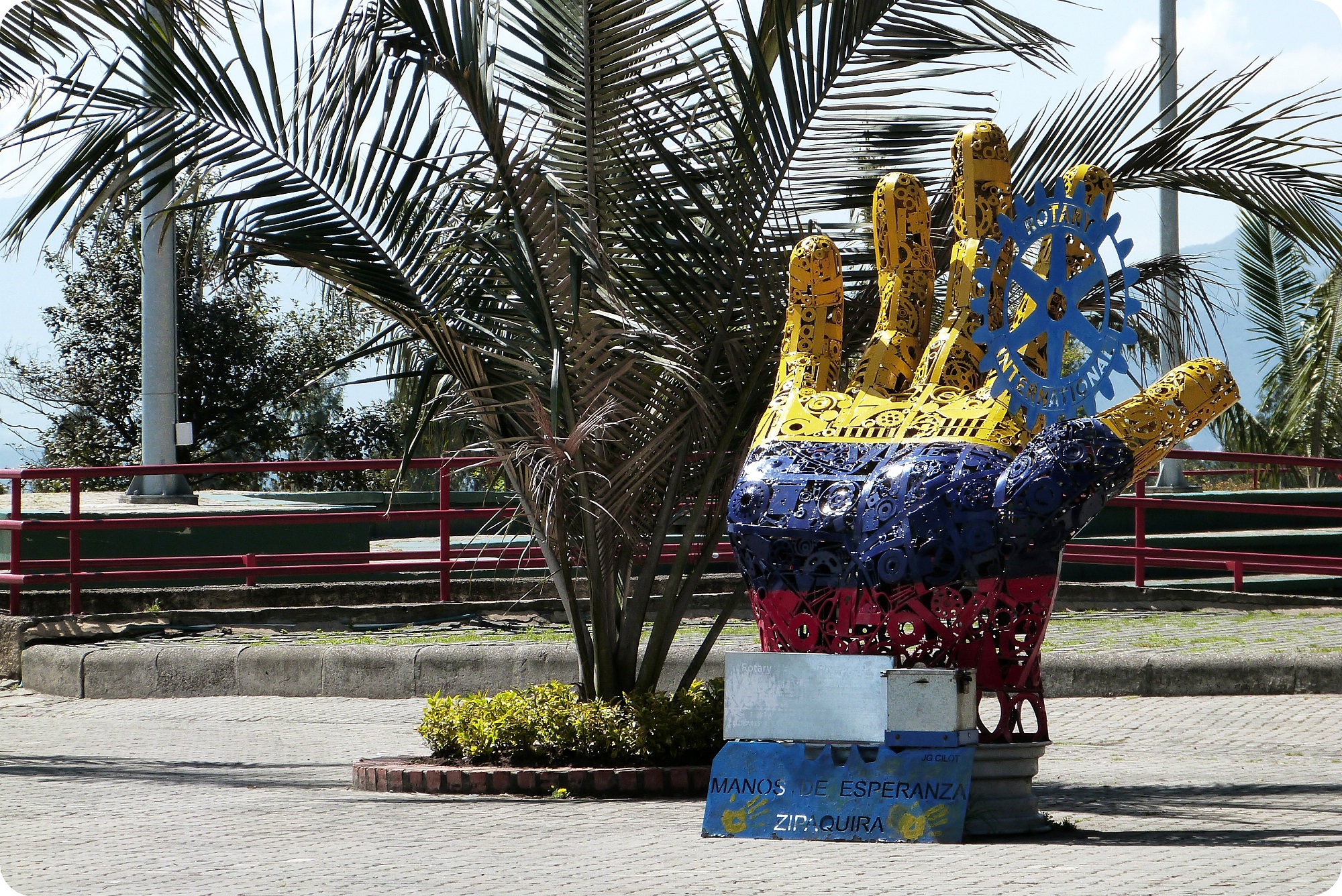 Escultura de una mano con los colores de Colombia cerca de la catedral de sal de Zipaquira