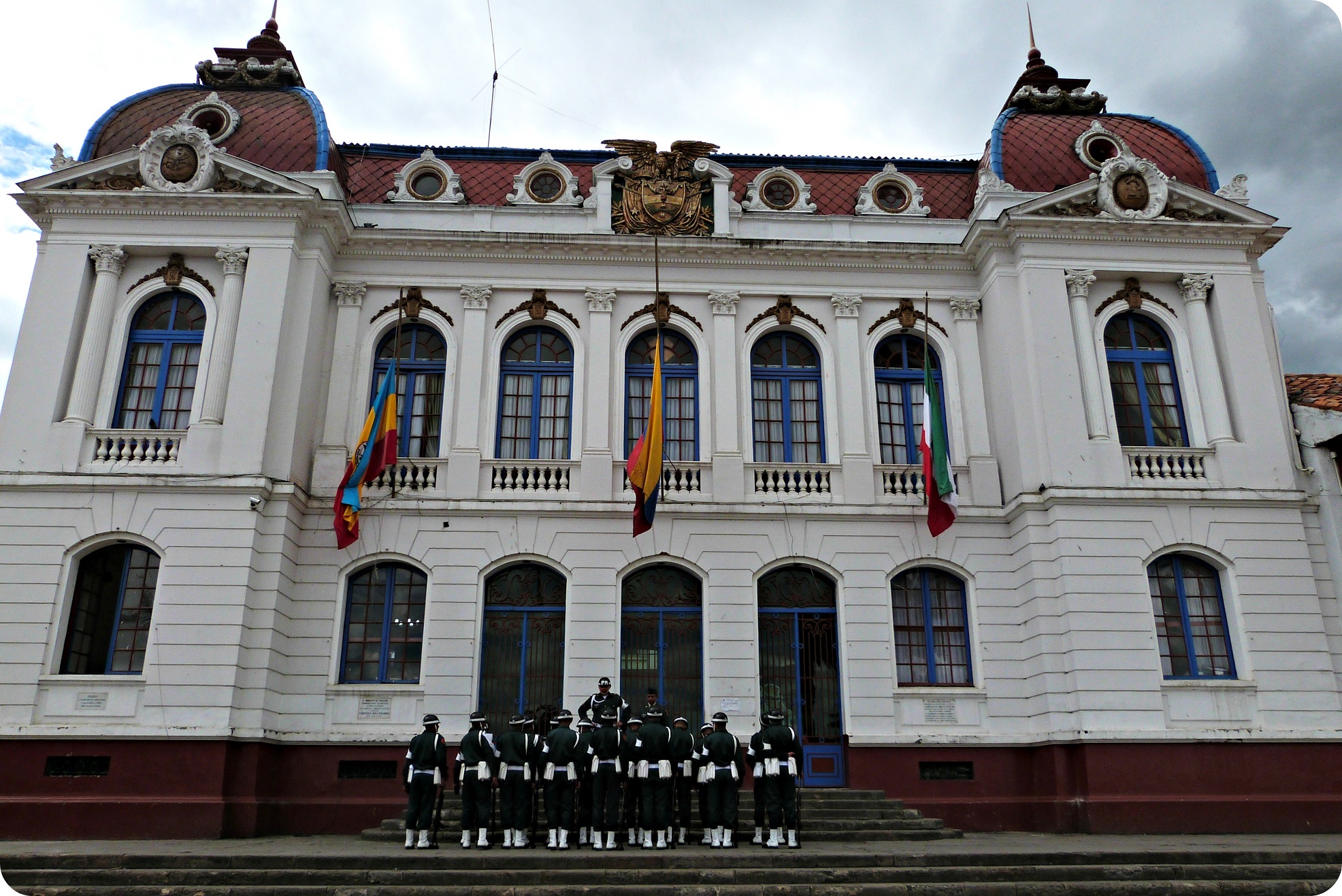 El palacio municipal y un grupo de policías en la plaza principal de Zipaquira