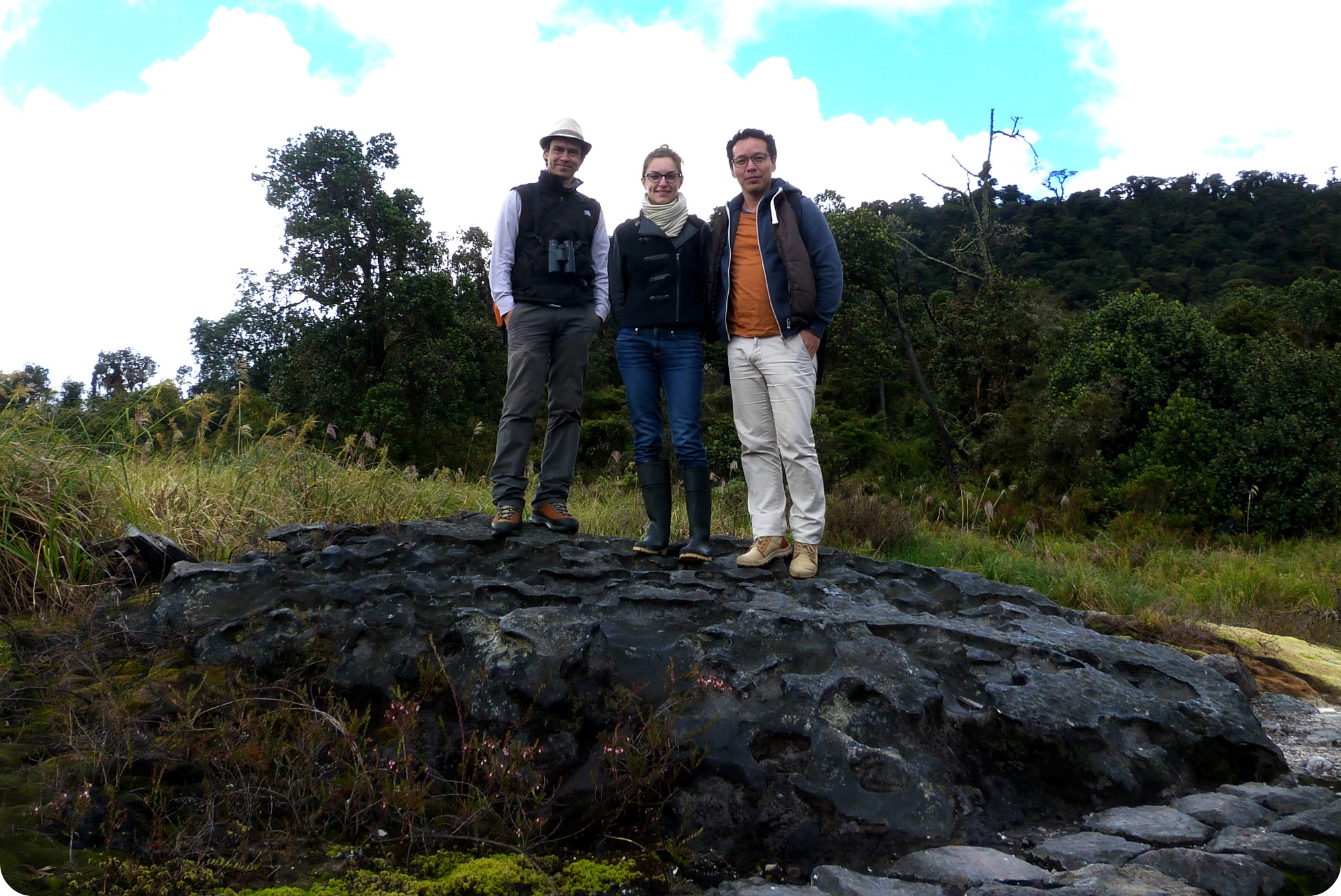 Fernando y nosotros sobre una piedra en los termales de san juan en el parque natural Puracé