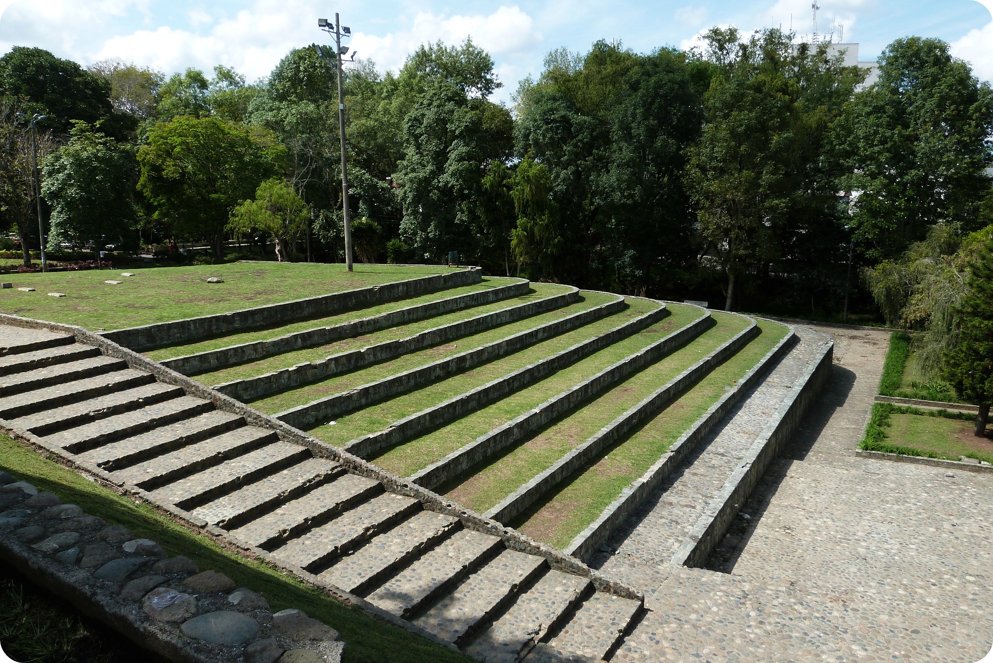 Parc en escalier face au pont dans le centre-ville de Popayán