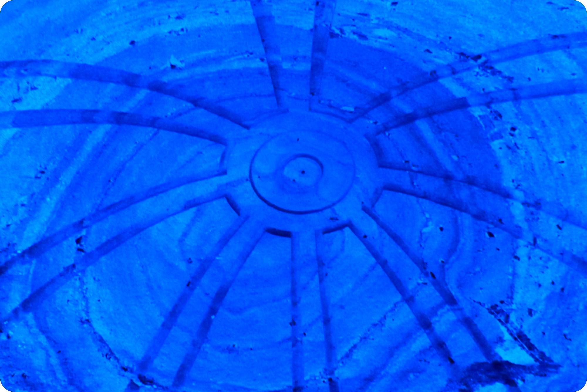 Detalle de la cúpula iluminada en azul en la catedral de sal de Zipaquira