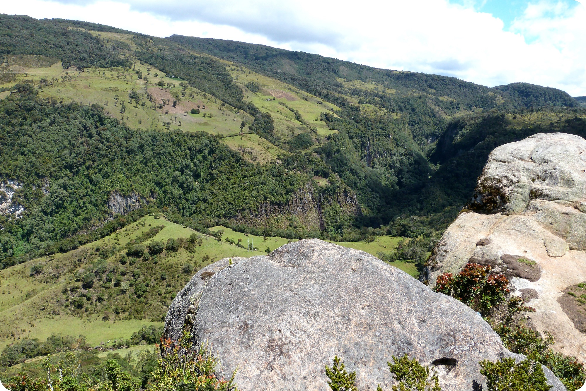 Piedra frente al valle en el parque natural Puracé