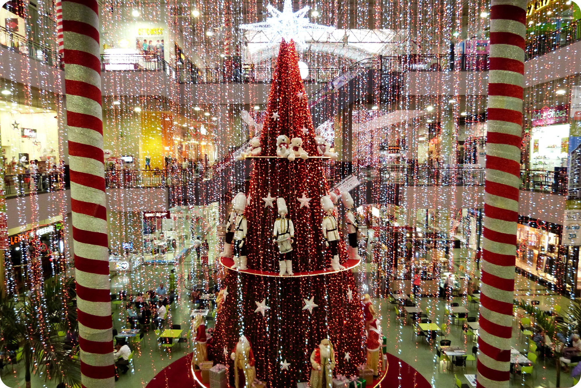 haut sapin rouge au milieu du centre commercial Portal del Quindío du nord d'Armenia