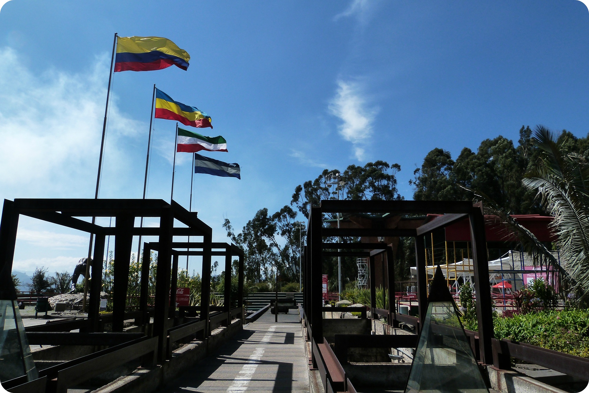 Techo del museo y banderas en la salida de la catedral de sal de Zipaquira