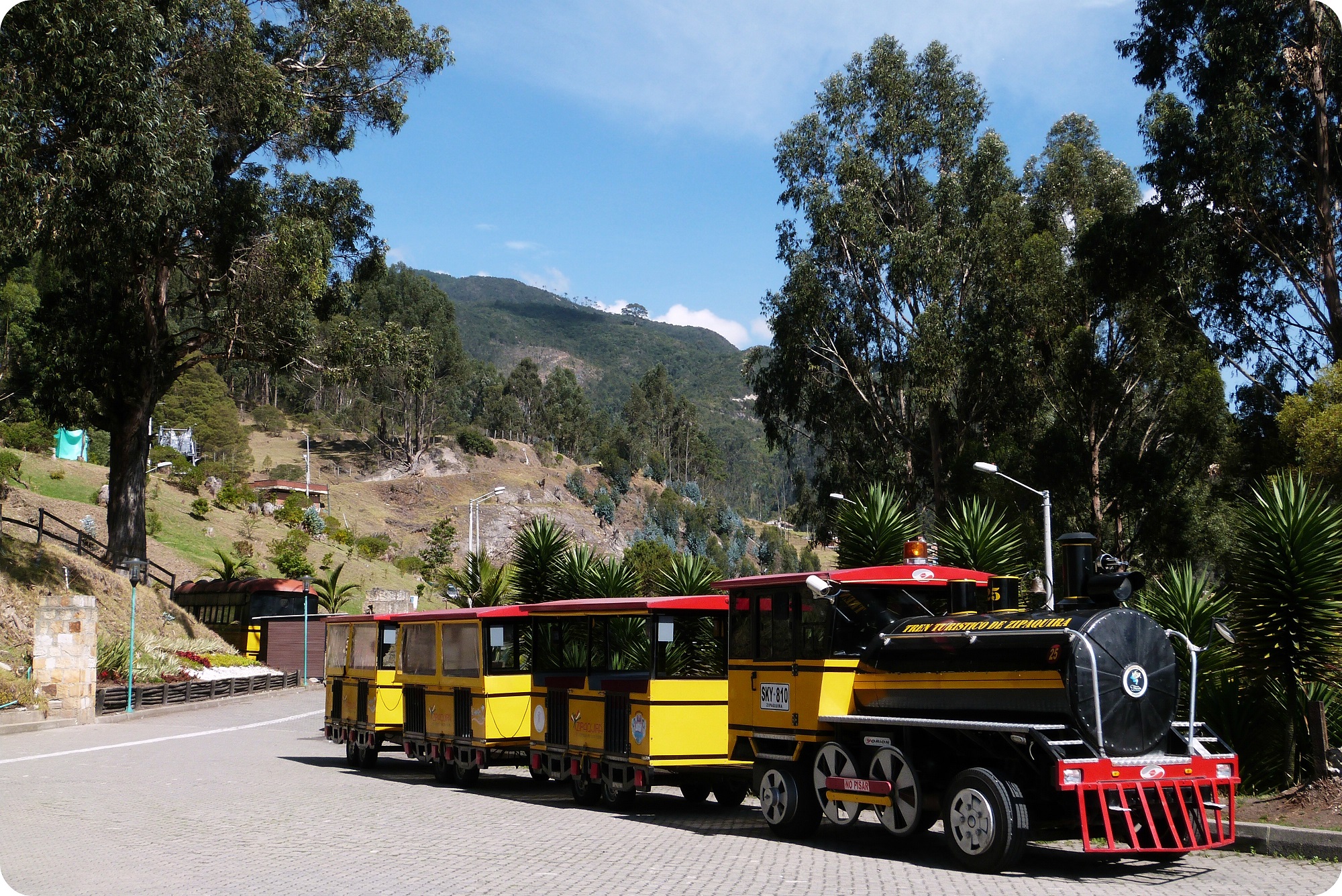 Tren amarillo y rojo cerca de la catedral de sal de Zipaquira
