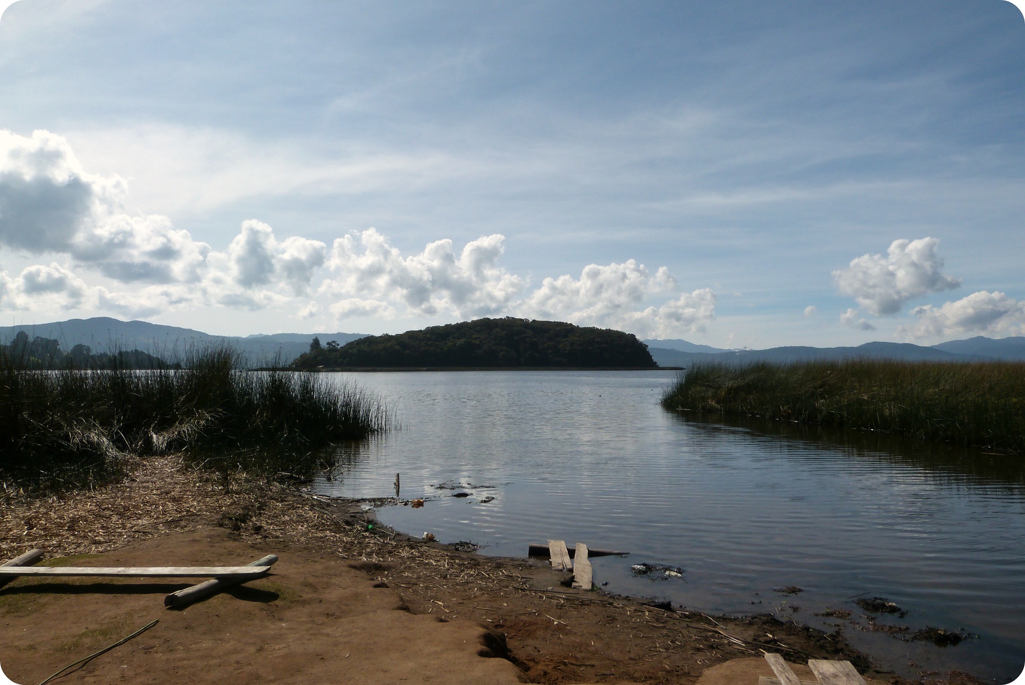 La isla de la Corota en la laguna de la Cocha de Pasto