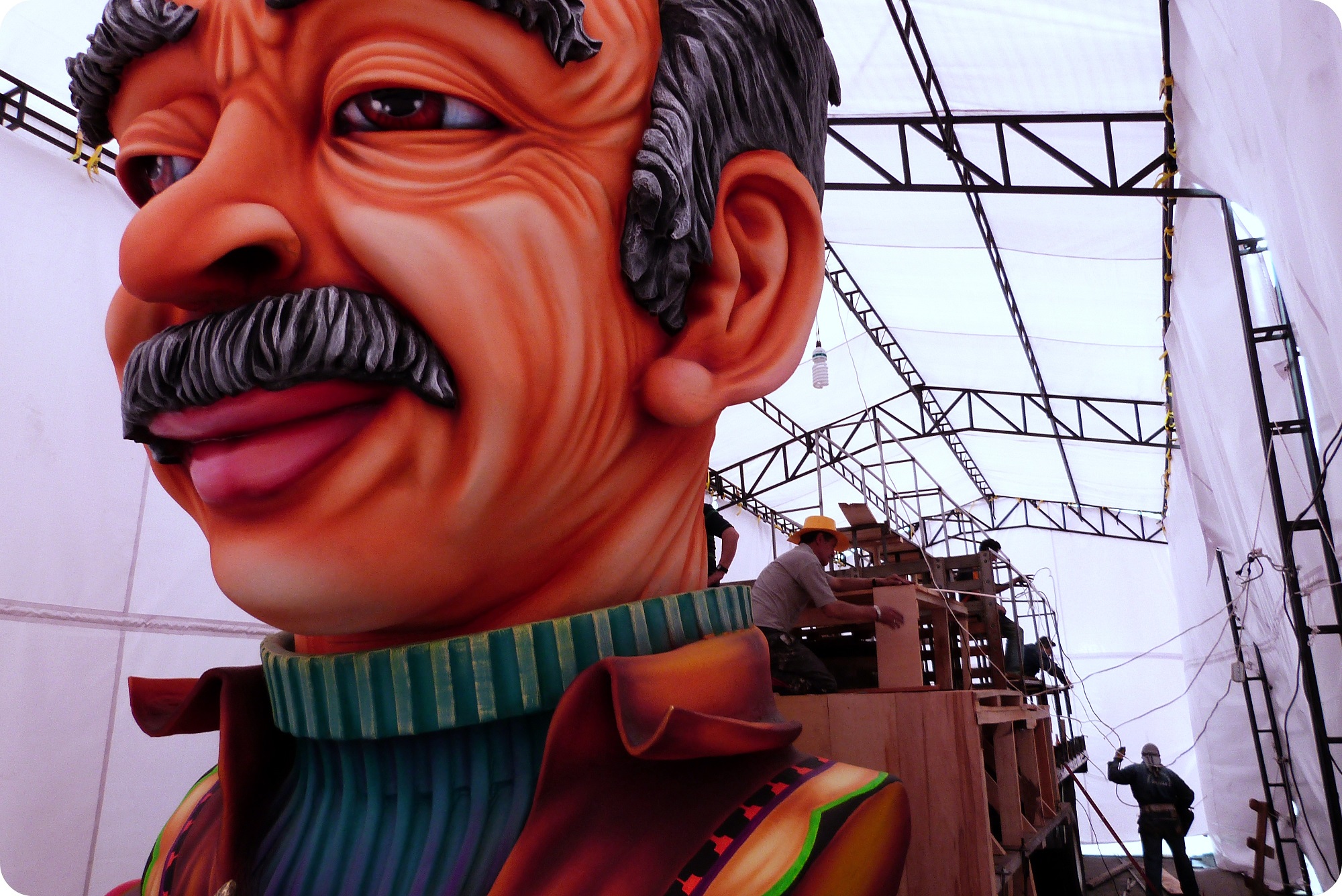 carro en su taller del carnaval de Pasto