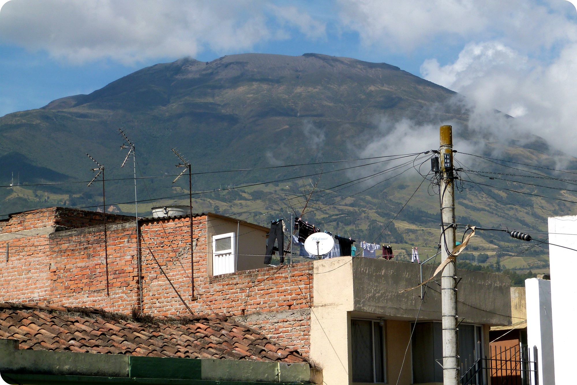 Vista del volcán Galeras desde el centro de la ciudad de Pasto