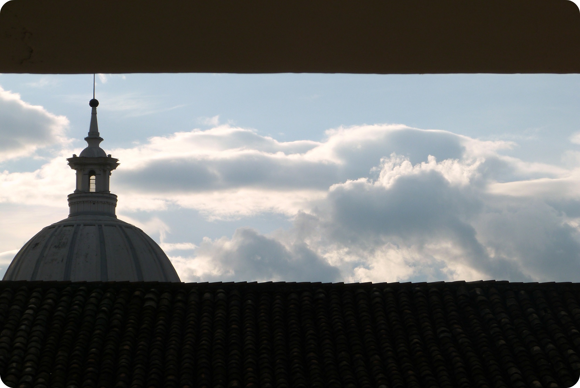Vue sur la Cathédrale de Popayán entre les toits de la ville depuis le Colegio Mayor del Cauca