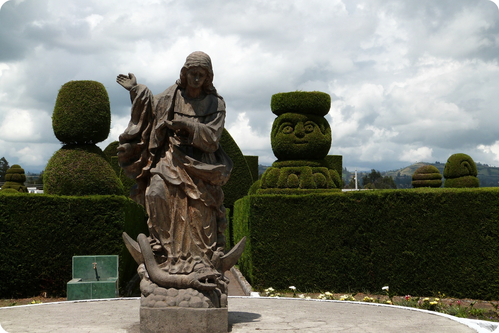 Sculpture de la Vierge de Legarda au cimetière de Tulcán