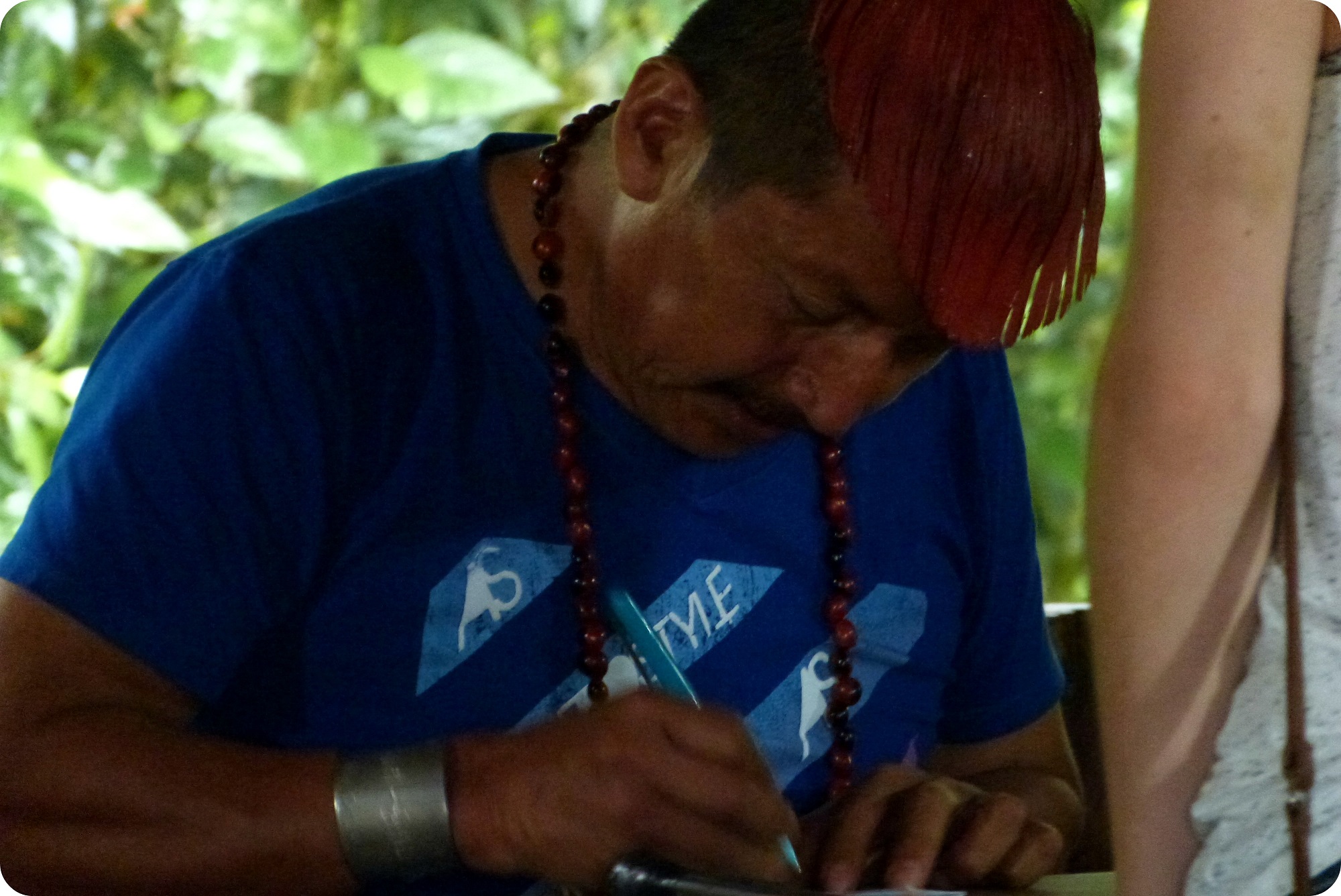 Hombre Tsachila escribiendome el nombre de las joyas en Santo Domingo de los Colorados