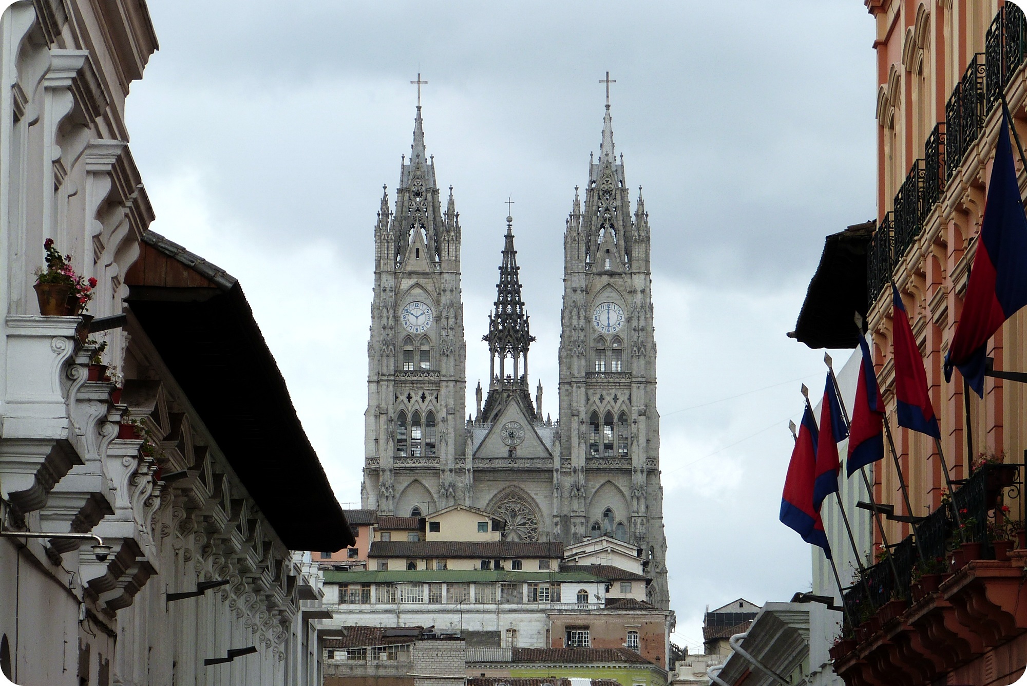 Basilique del Voto Nacional vue depuis le centre-ville de Quito