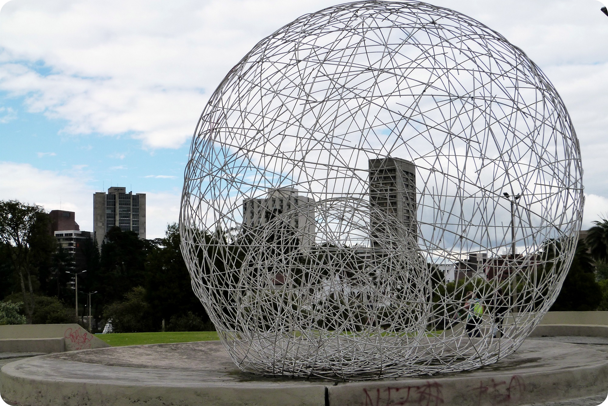 Sculpture sphérique Metal dans le sud de Quito