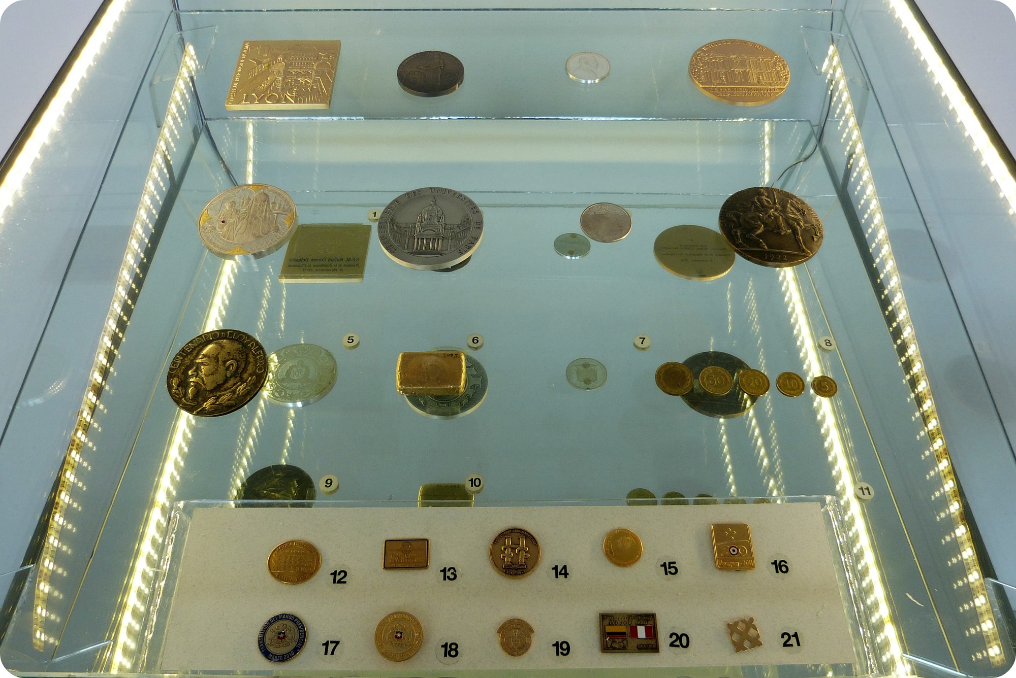 Médailles dans une vitrine au Palacio Presidencial de Quito