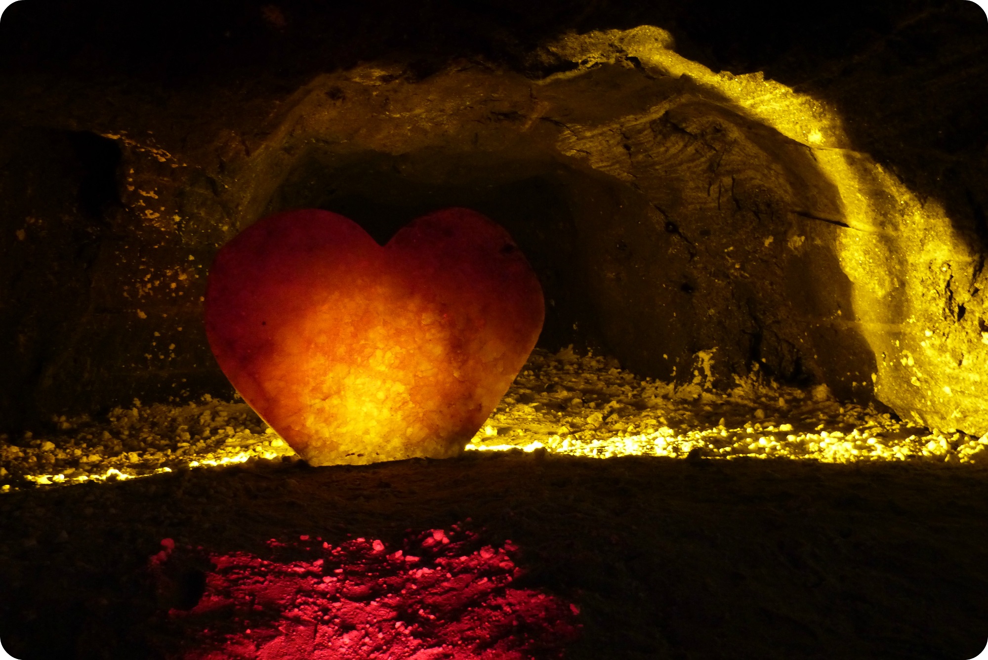 coeur illuminé en sel à la mina de sal de Nemocón