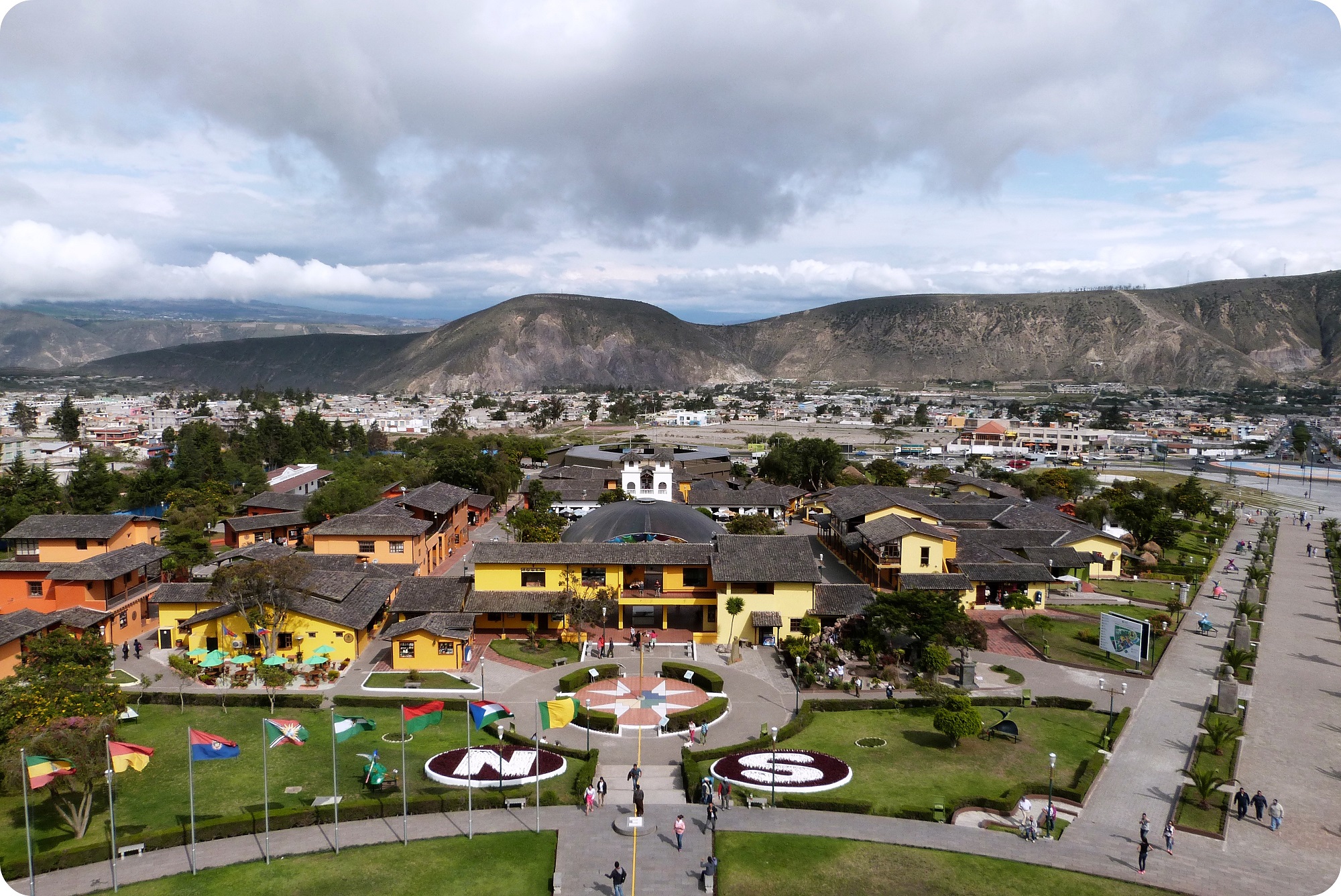 Vista hacia el este desde el monumento la Mitad del Mundo de Quito