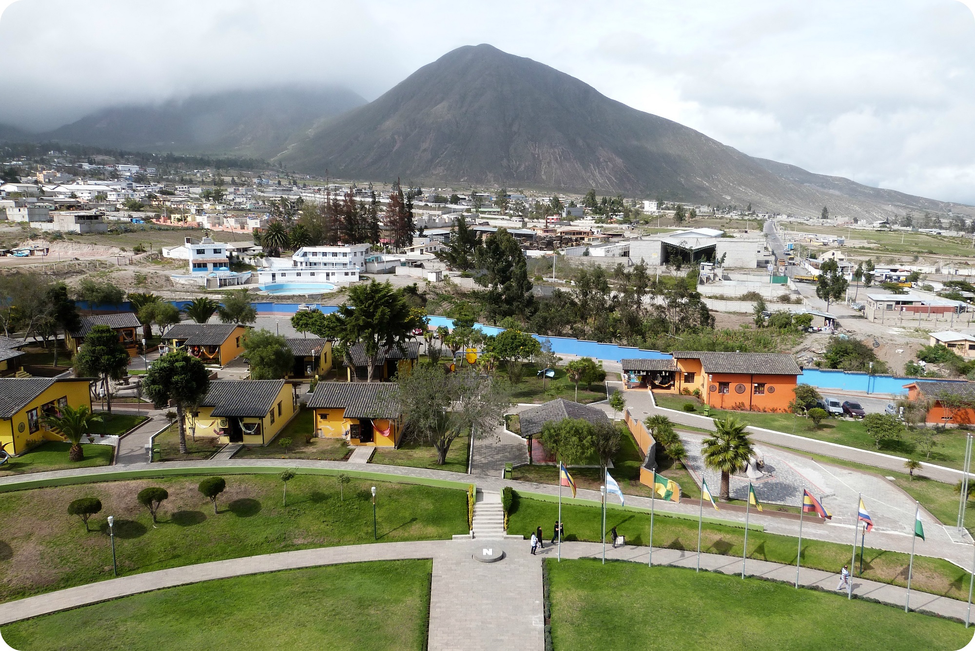 Vista hacia el norte desde el monumento de la Mitad del Mundo de Quito