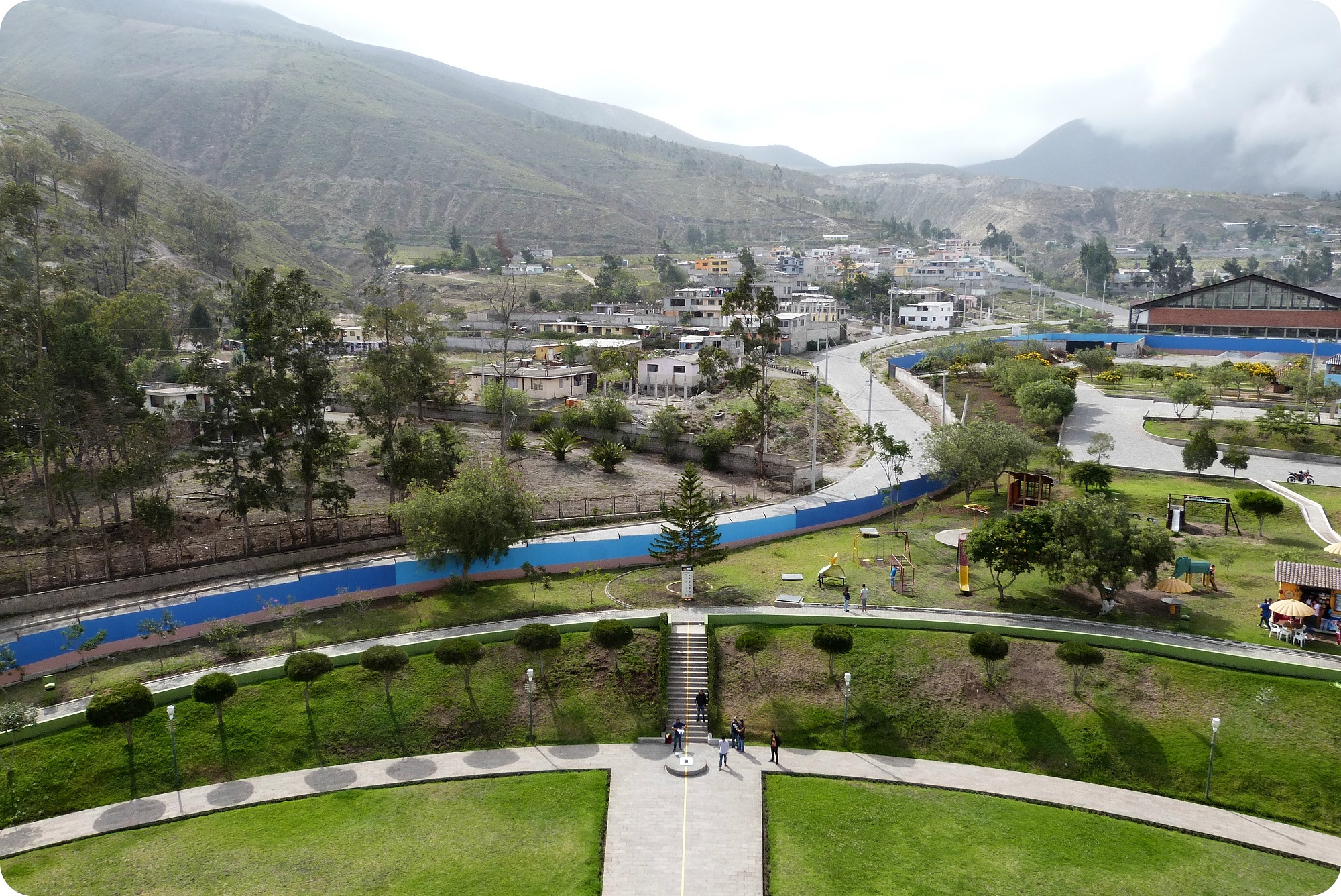 Vista hacia el oeste desde el monumento de la Mitad del Mundo de Quito