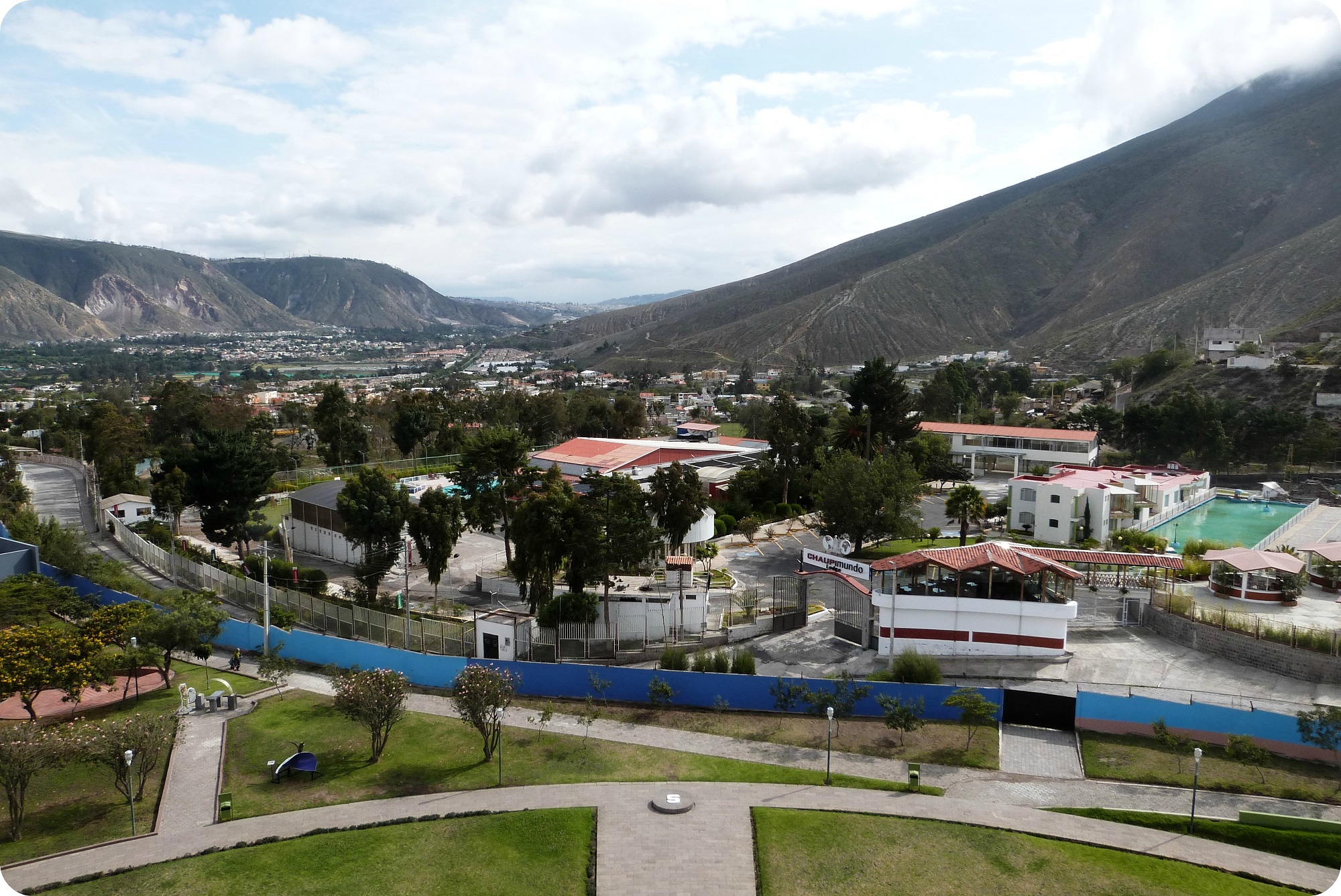 Vista hacia el sur desde el monumento de la Mitad del Mundo de Quito
