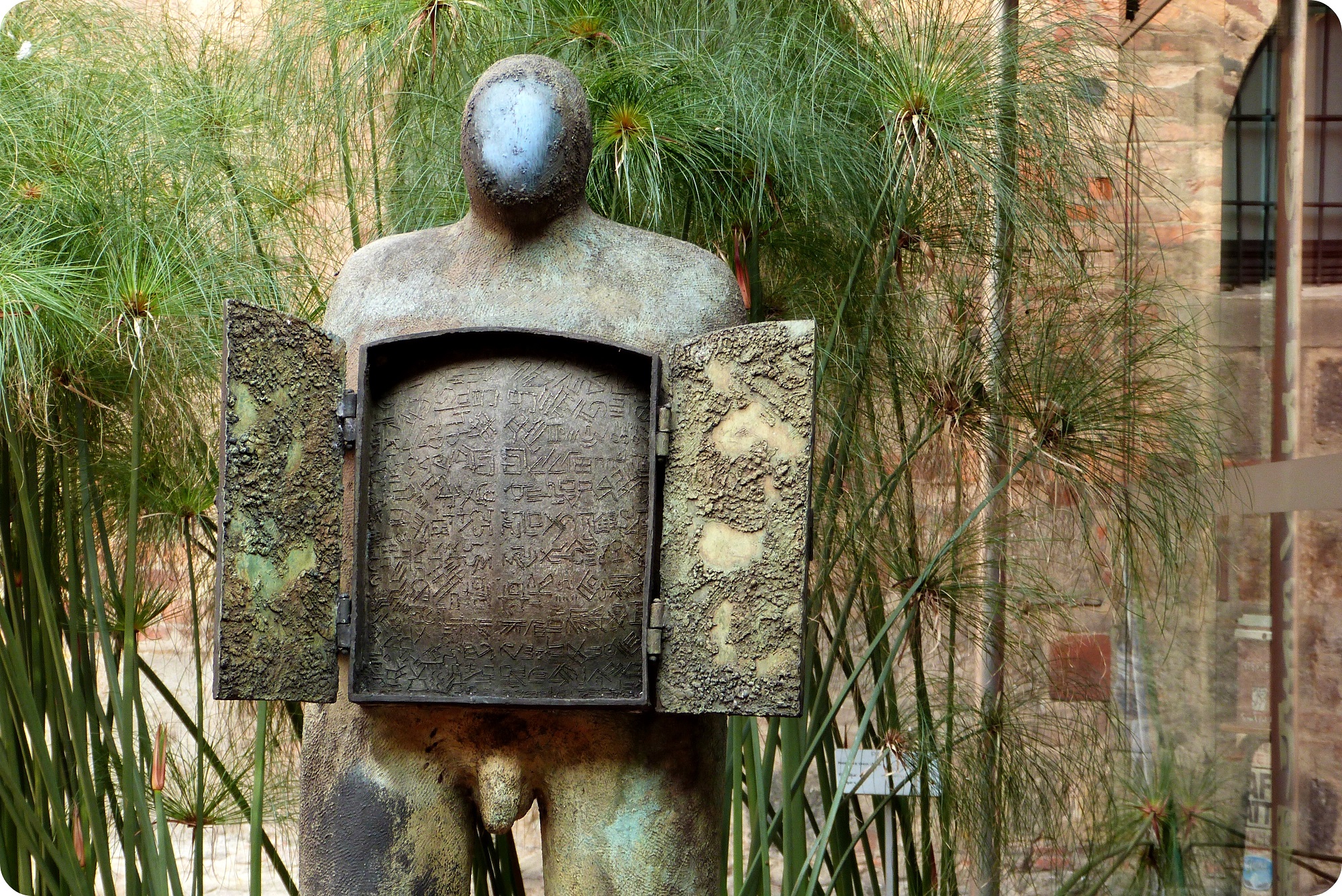 sculpture dans le patio du Museo nacional de Colombia de Bogotá