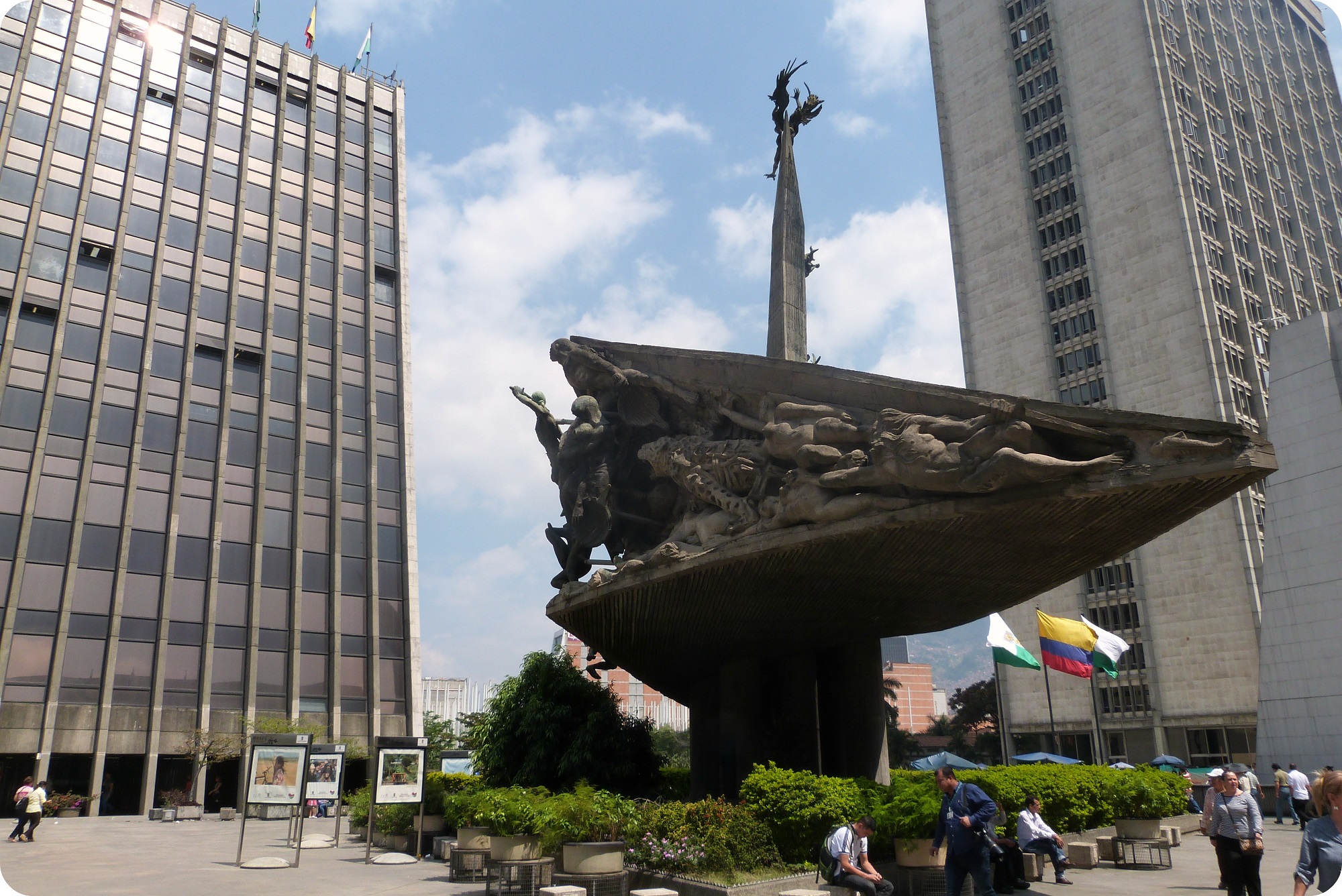 Monumento a la raza en la plaza de la Gobernación de Medellín