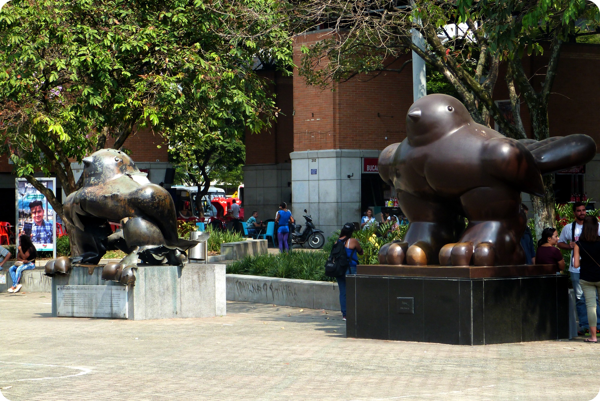 Las esculturas Pájaro de Botero en la plaza San Antonio de Medellín