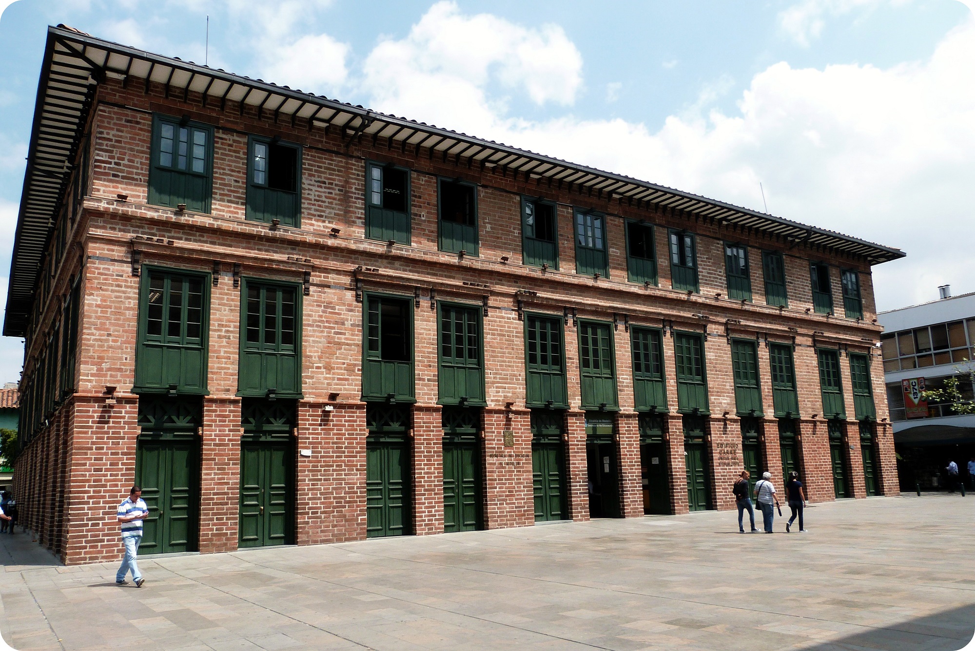 Edificio Carre en la plaza Cisneros de Medellín