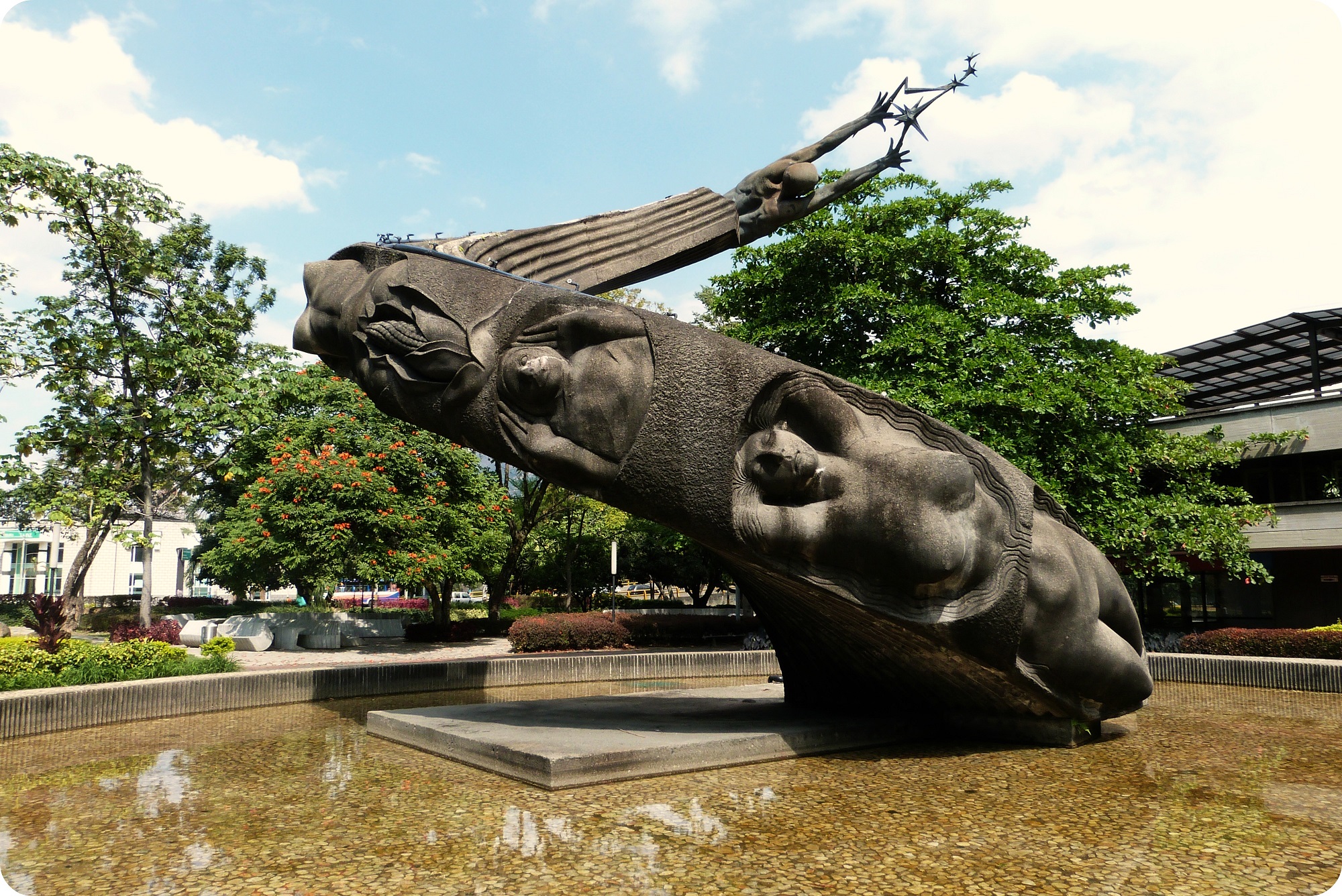 Escultura Fuente de la vida de Medellín