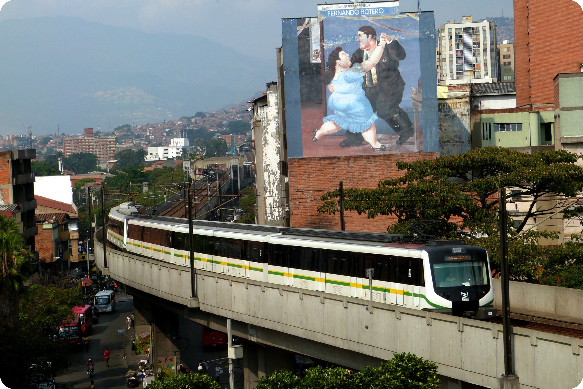 metro y pintura de Botero en un muro vistos desde el Palacio de la Cultura de Medellín